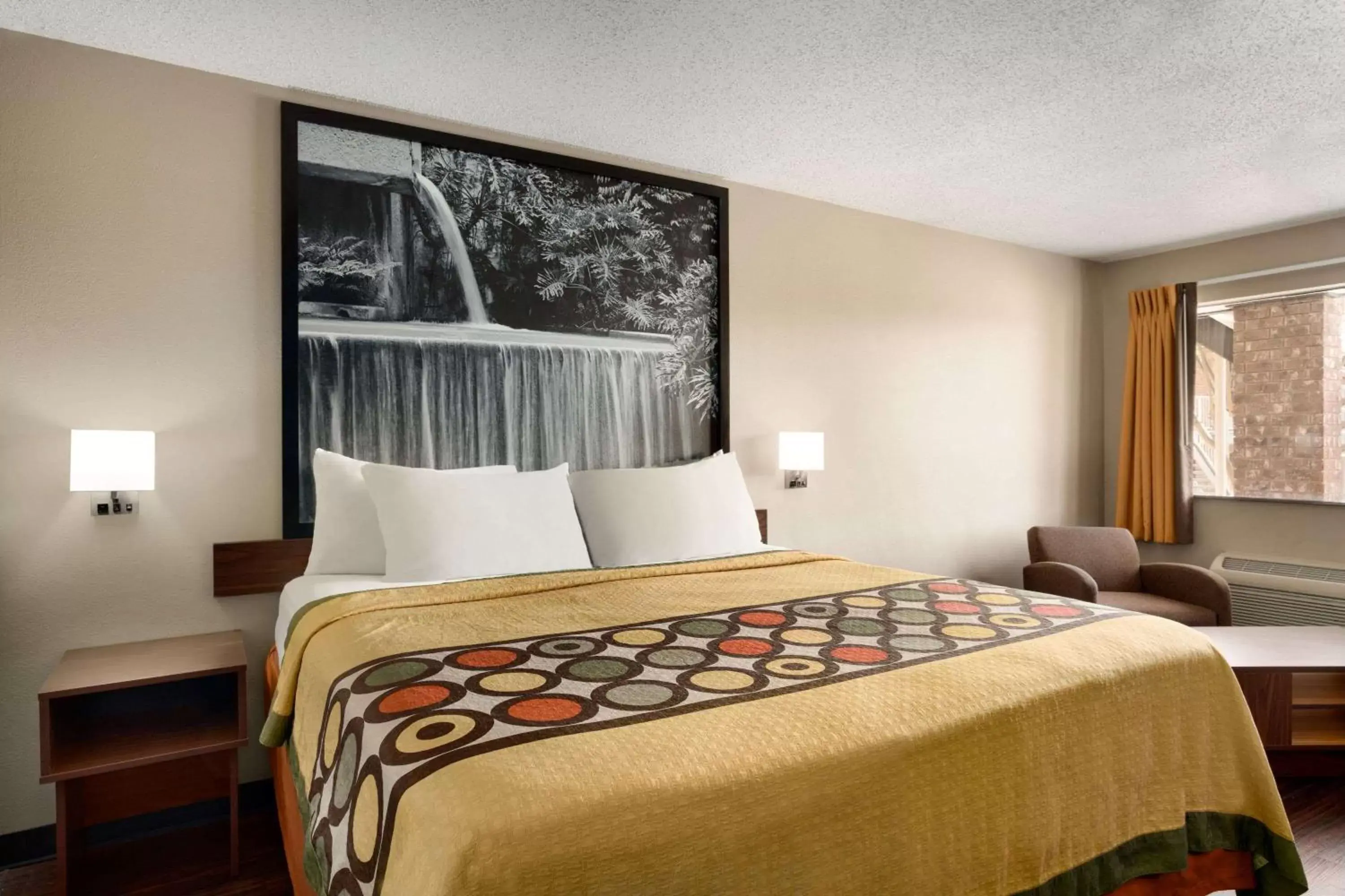 Photo of the whole room, Bed in Super 8 by Wyndham Universal City