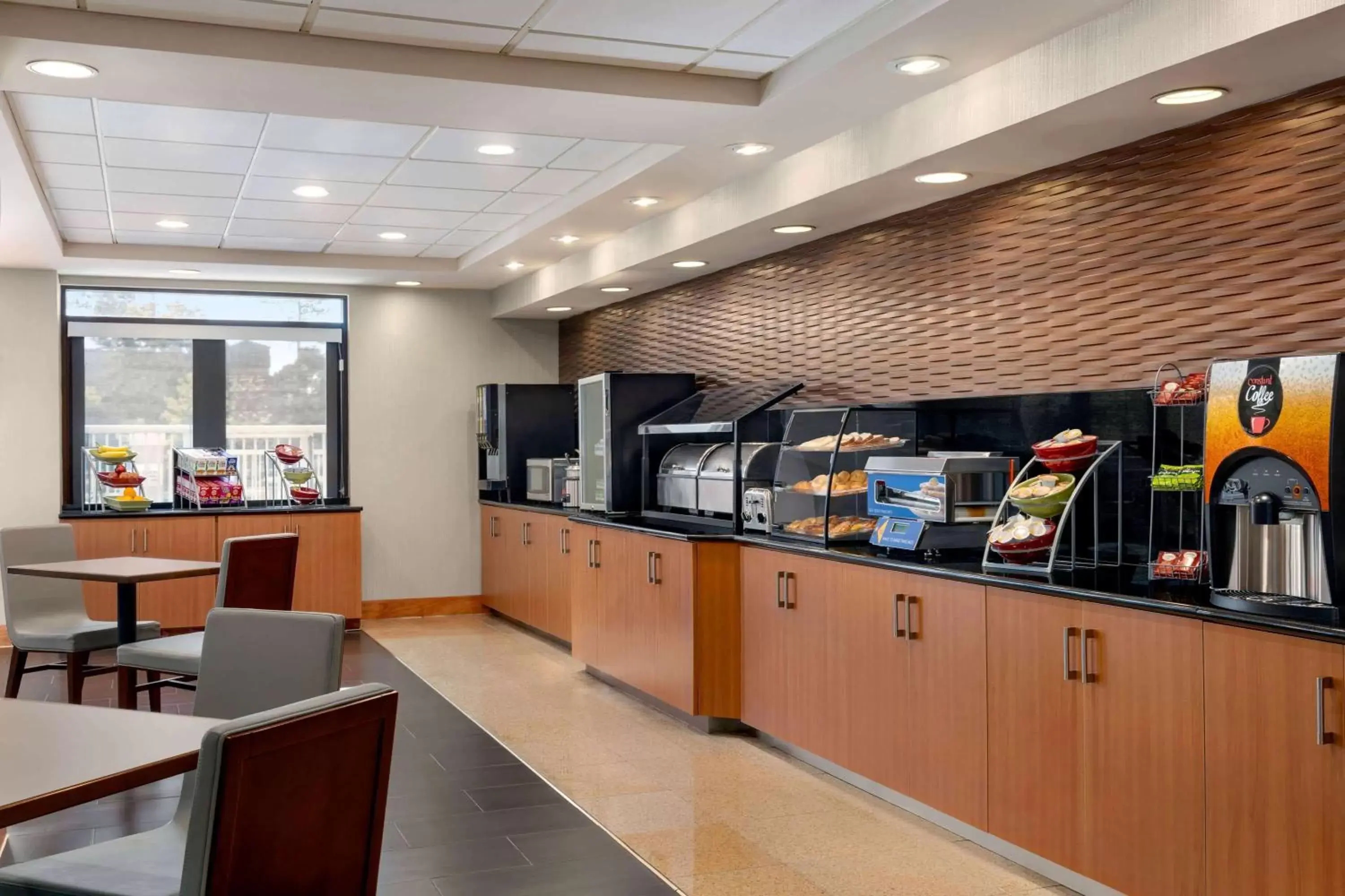 Restaurant/places to eat in Wingate by Wyndham Wilmington Restaurant/places to eat in Wingate by Wyndham Wilmington