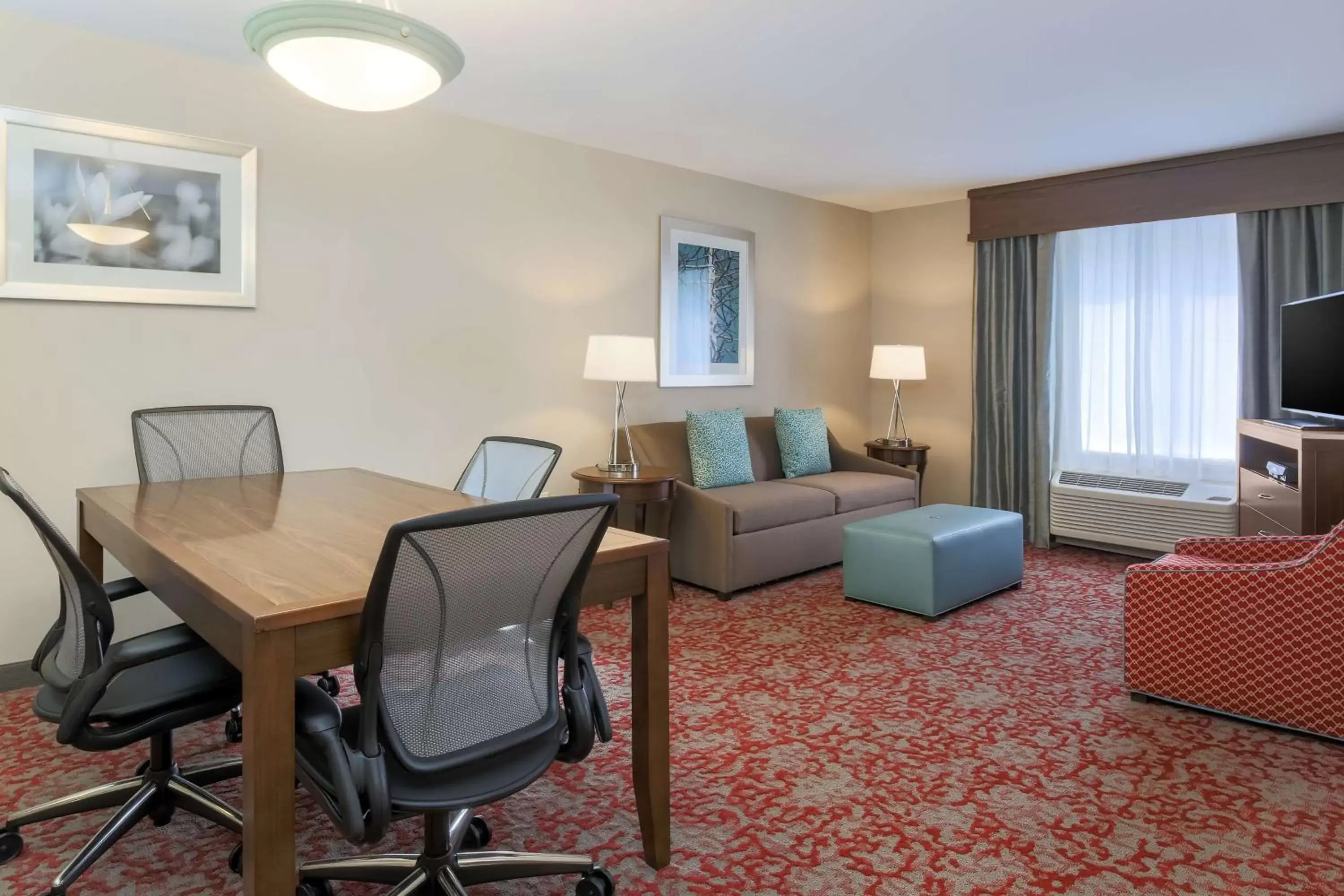 Living room, Seating Area in Hilton Garden Inn Nanuet