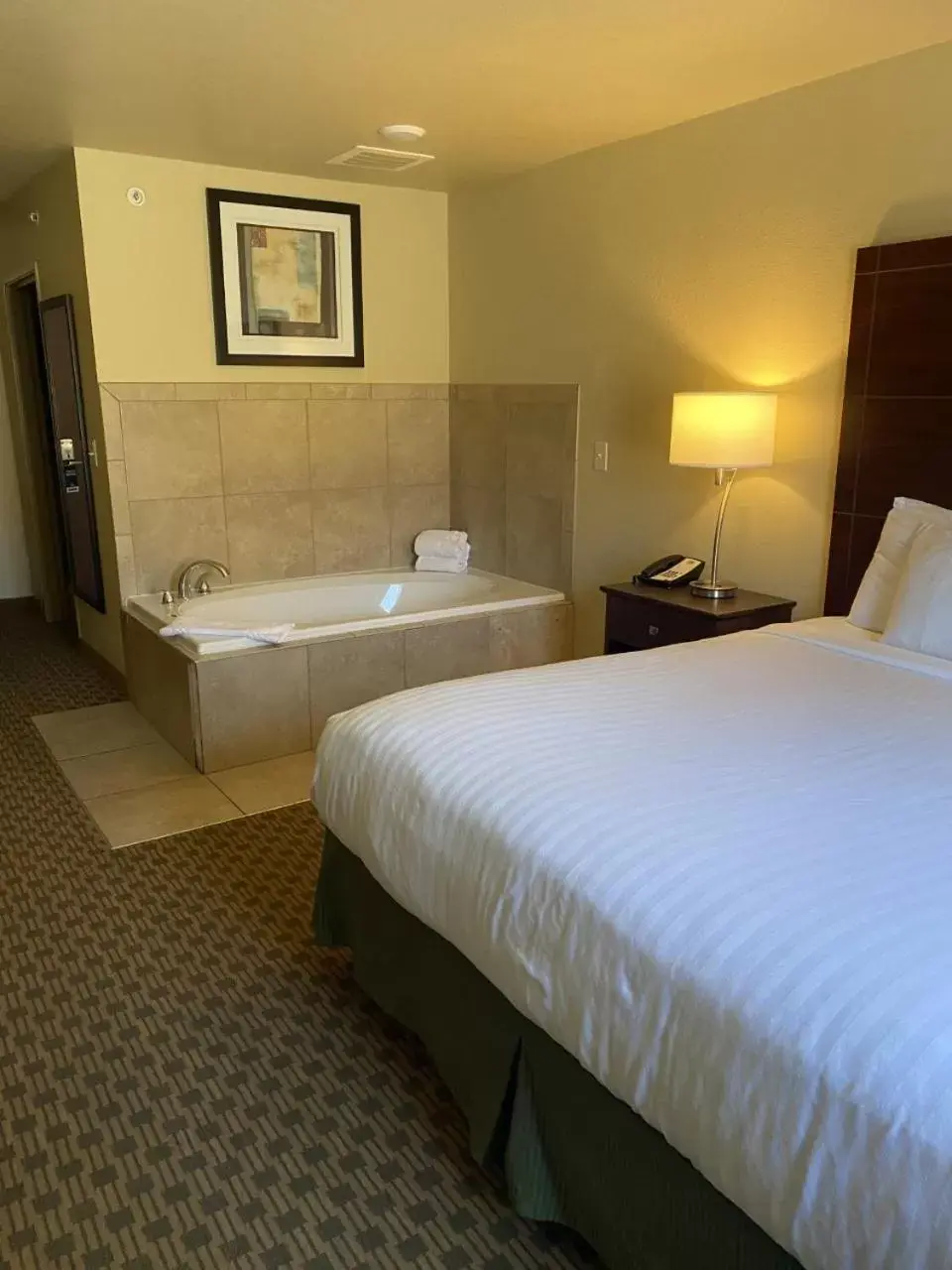 Bed in Cobblestone Hotel & Suites - Salem