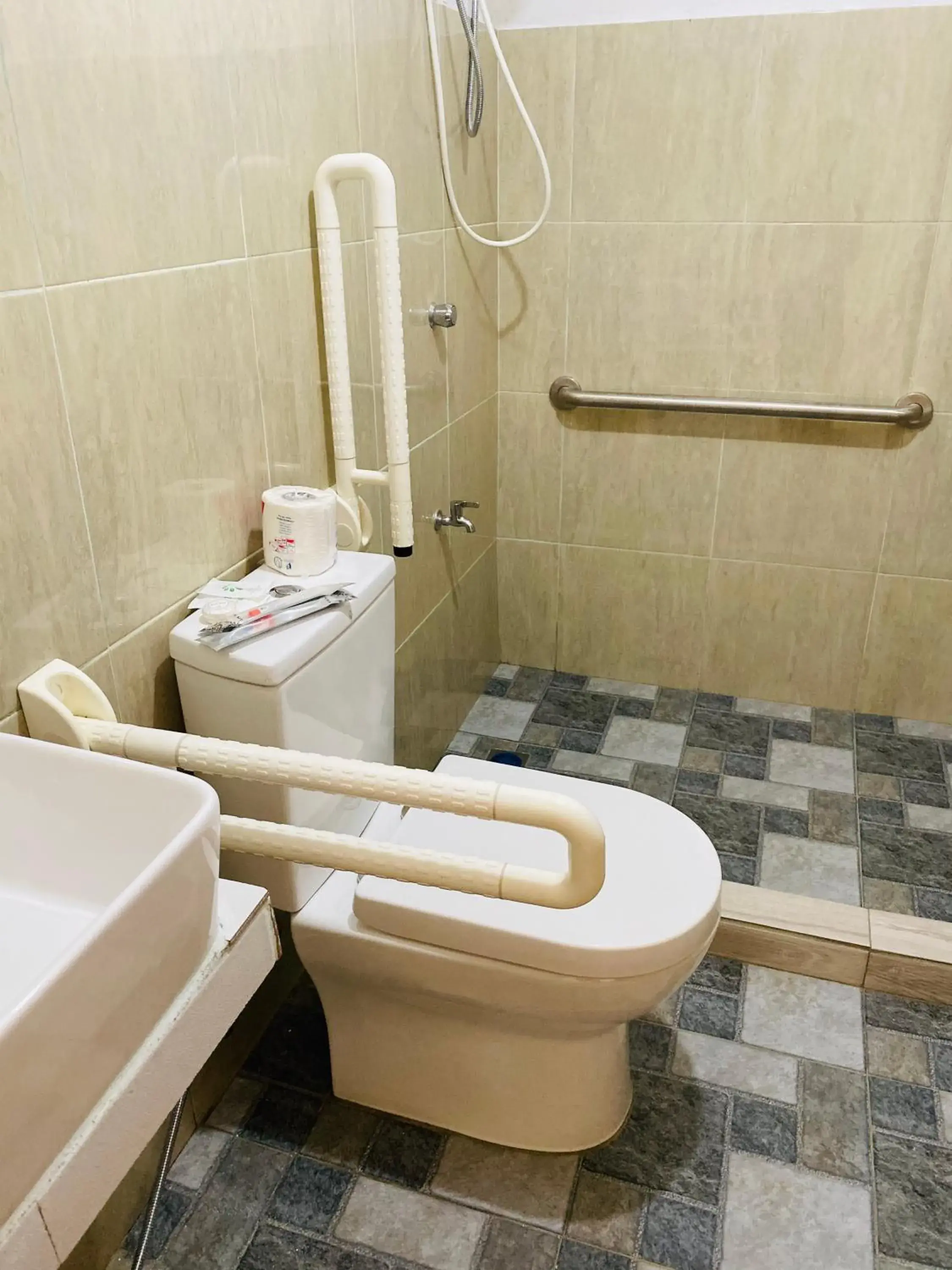 Shower, Bathroom in Marion Roos Hotel