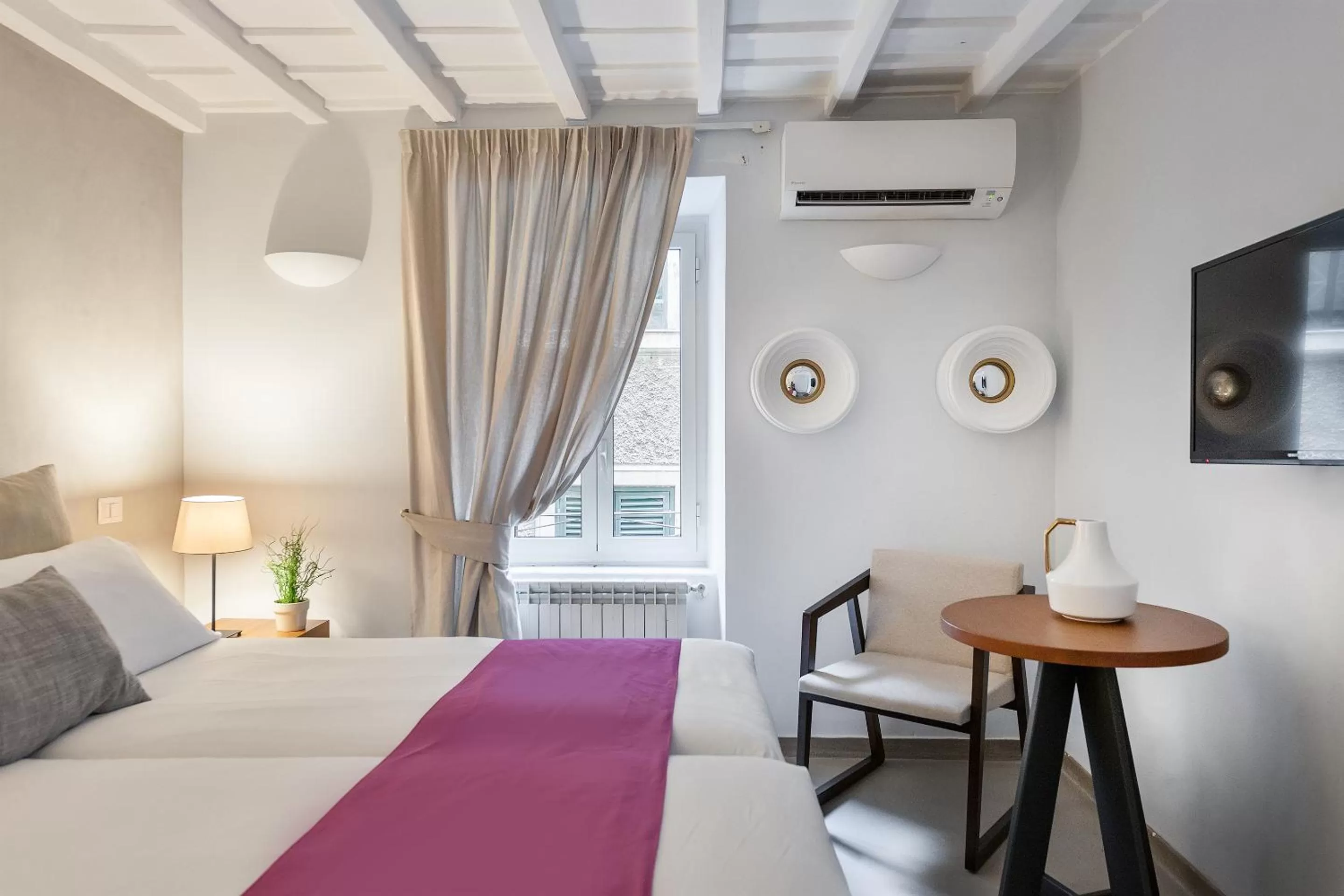 Photo of the whole room, Bed in The Spanish Suite Piazza di Spagna