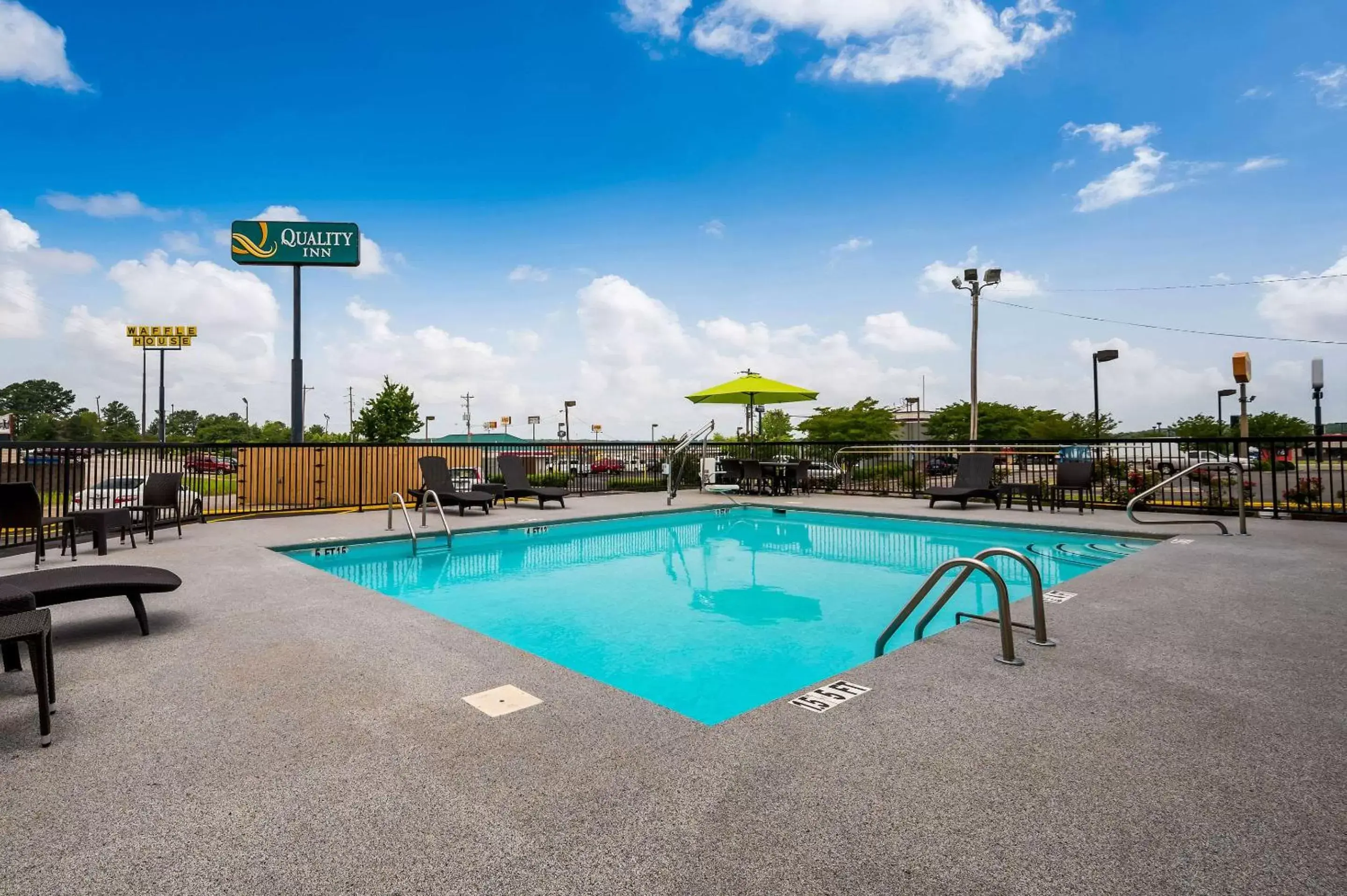 On site, Swimming Pool in Quality Inn Cullman I-65 exit 310