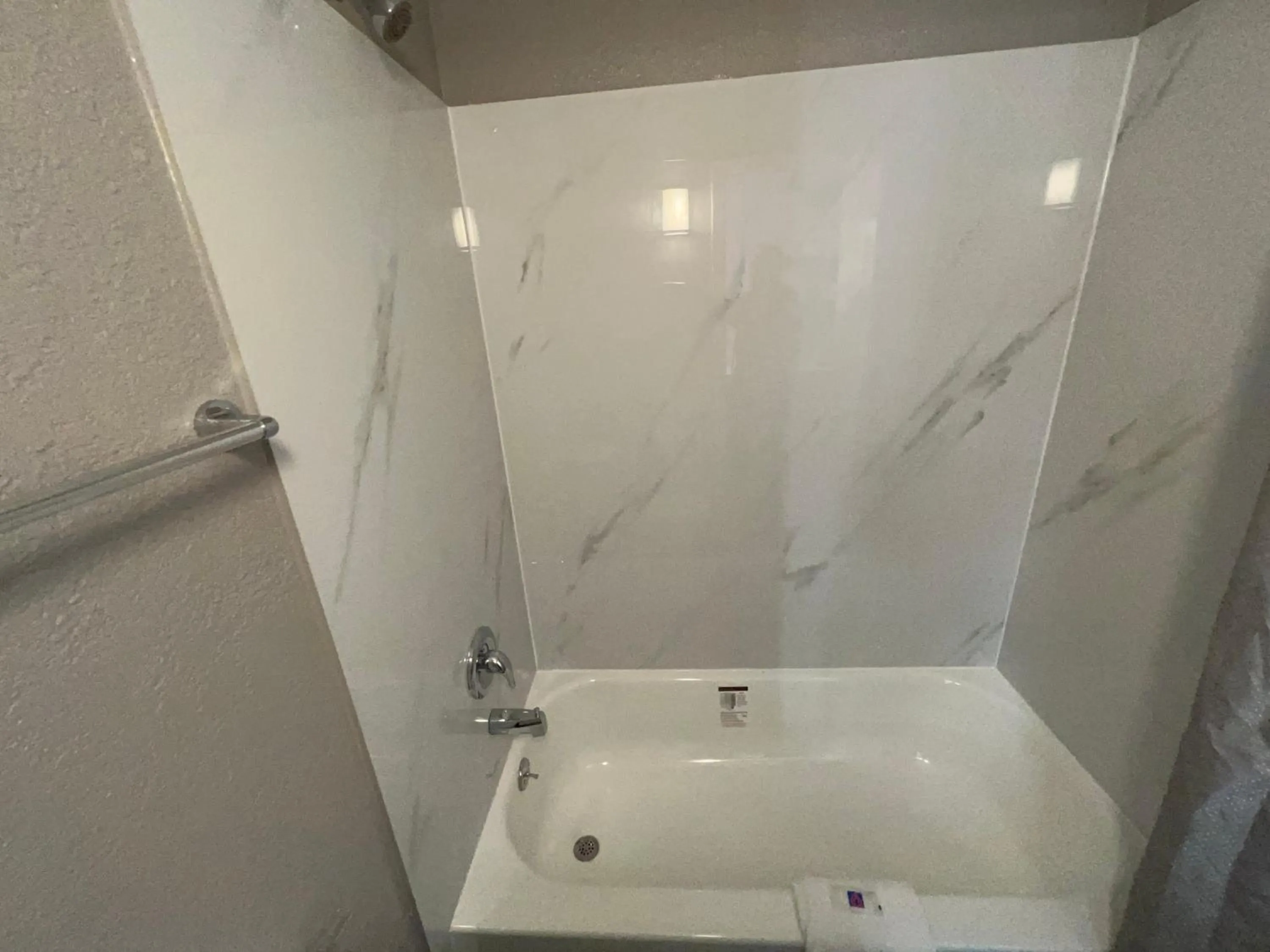 Bathroom in Motel 6-Altoona, IA - Des Moines East