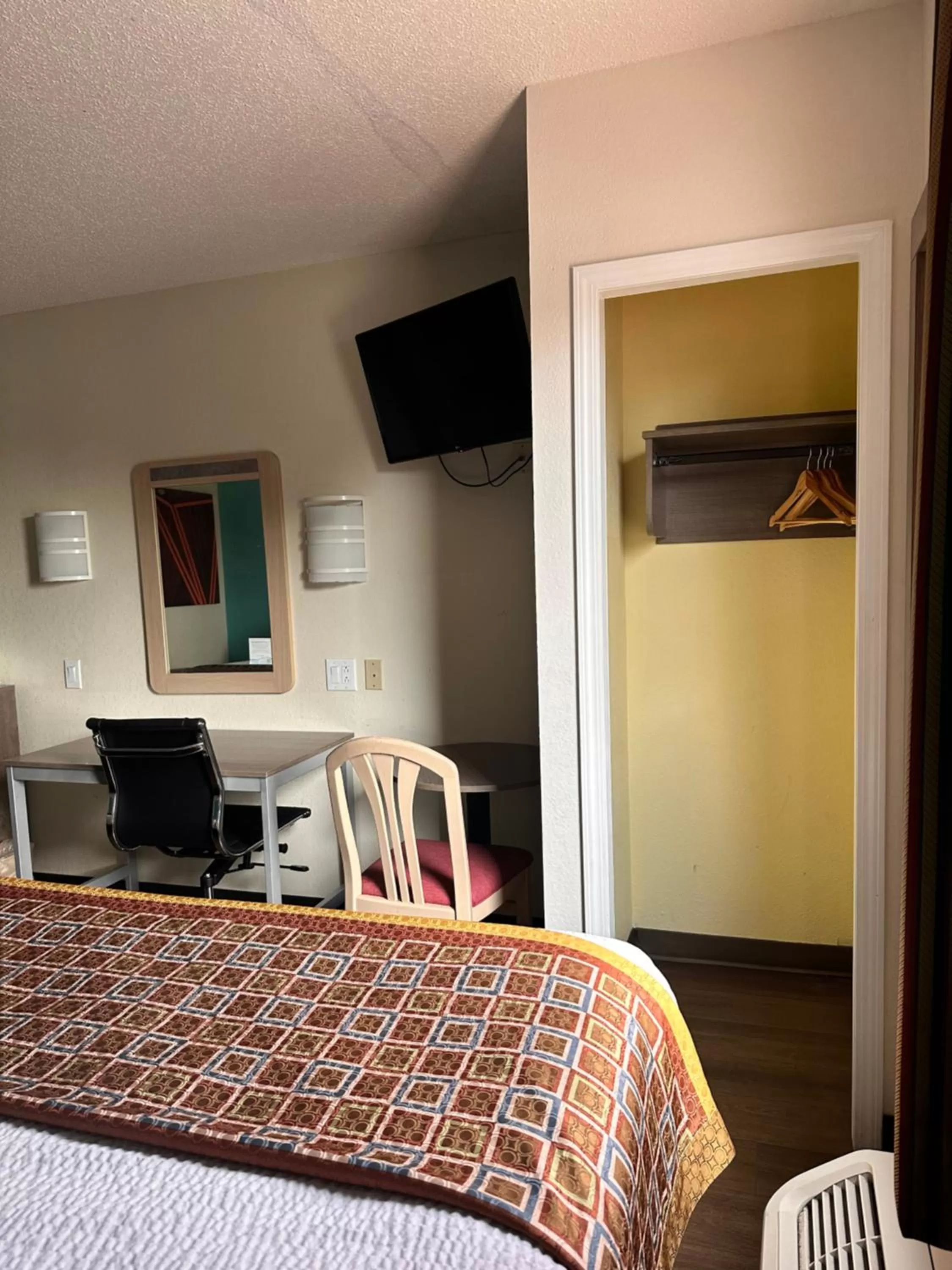 Bed in Howard Johnson by Wyndham Clarksville Tennessee