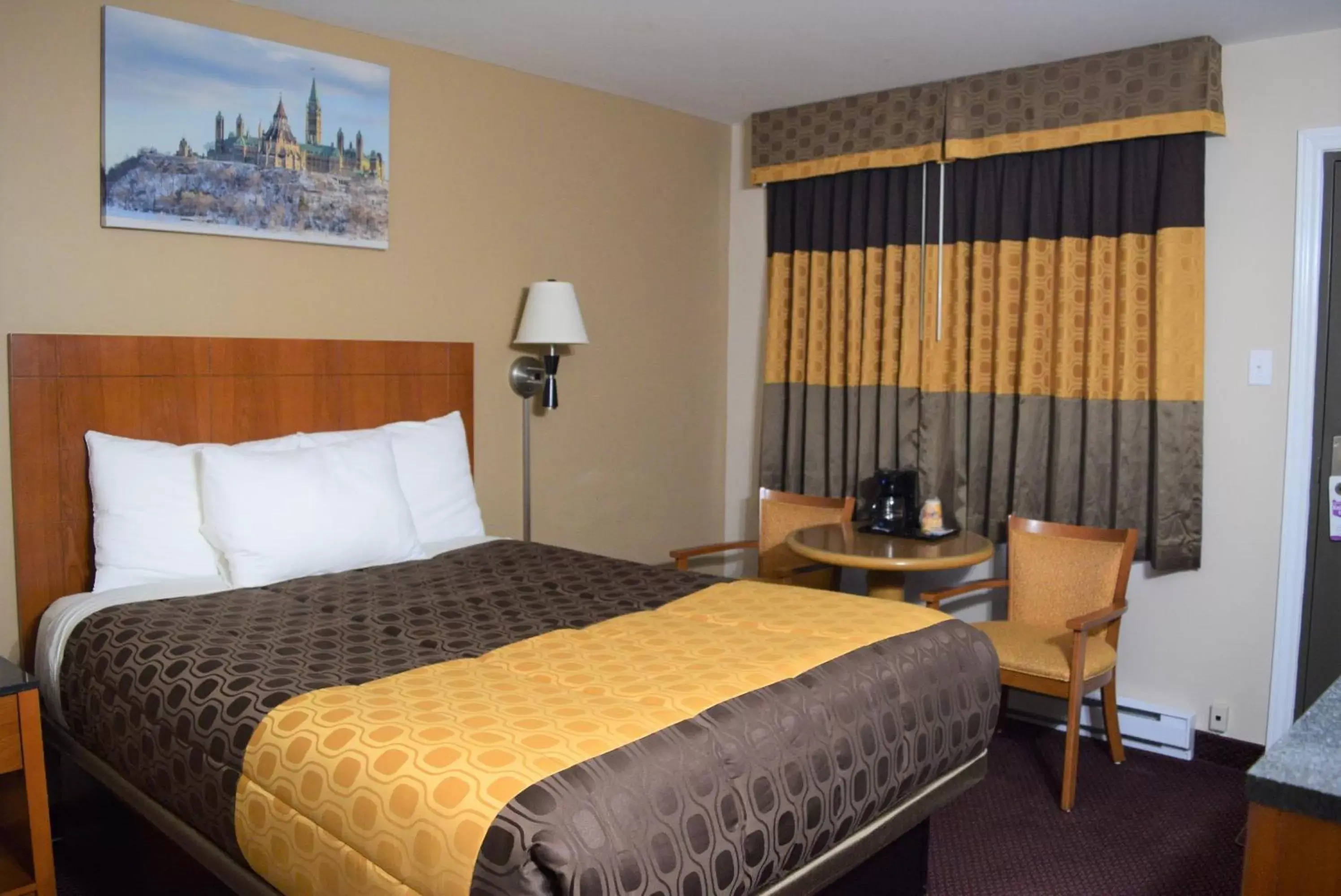 Bed in Knights Inn Arnprior Bed in Knights Inn Arnprior