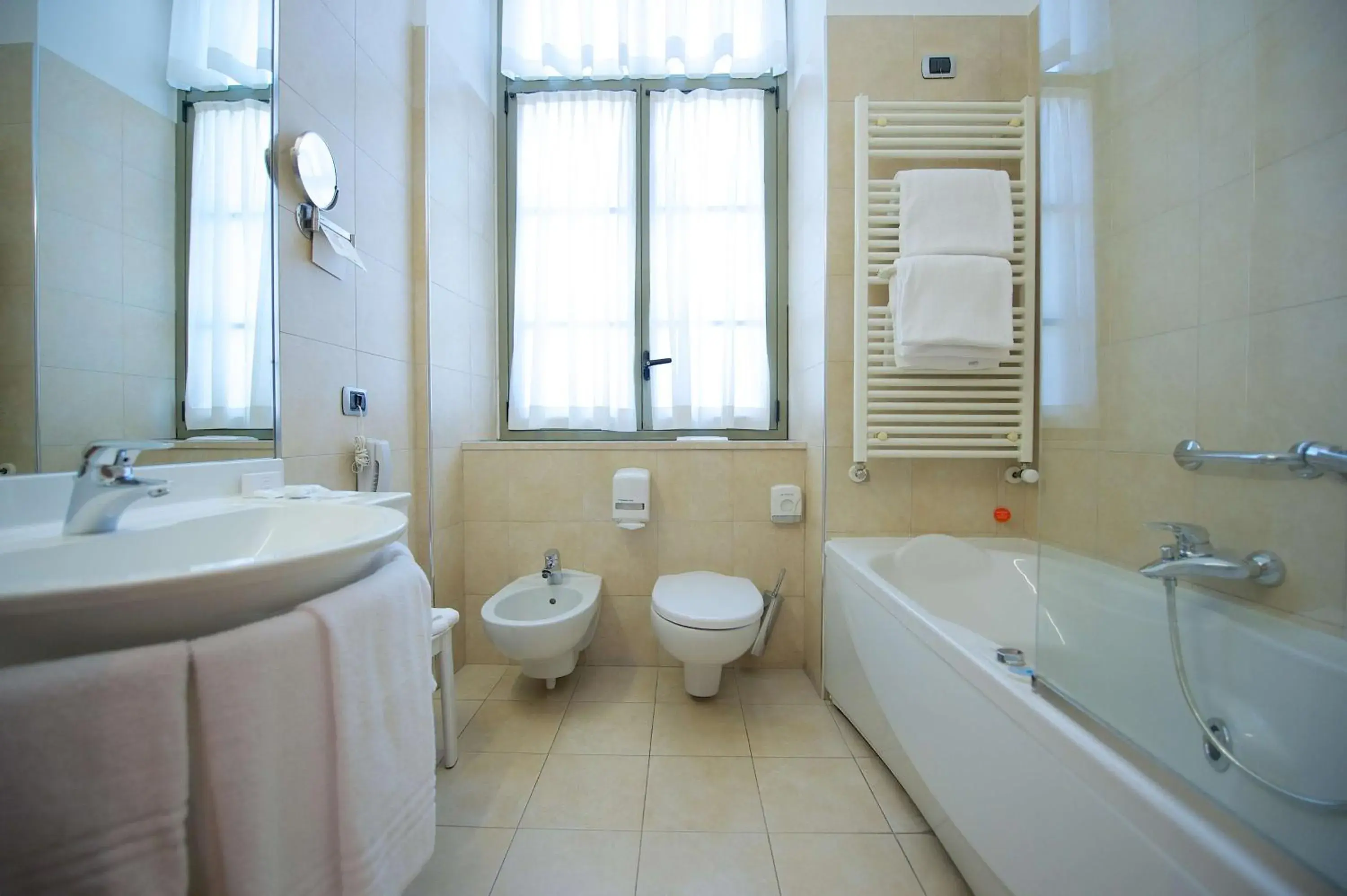 Shower, Bathroom in Best Western Crystal Palace Hotel