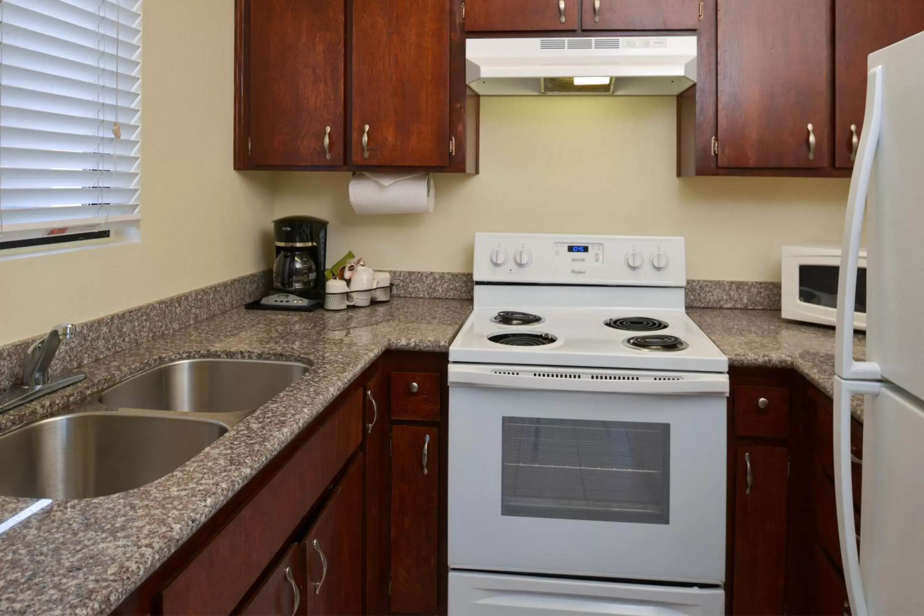 Kitchen or kitchenette, Kitchen/Kitchenette in Edgewater Inn and Suites