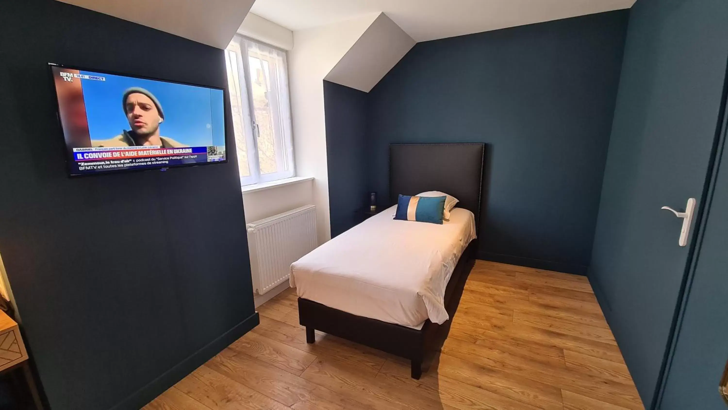 Bedroom, TV/Entertainment Center in Le Beaugency