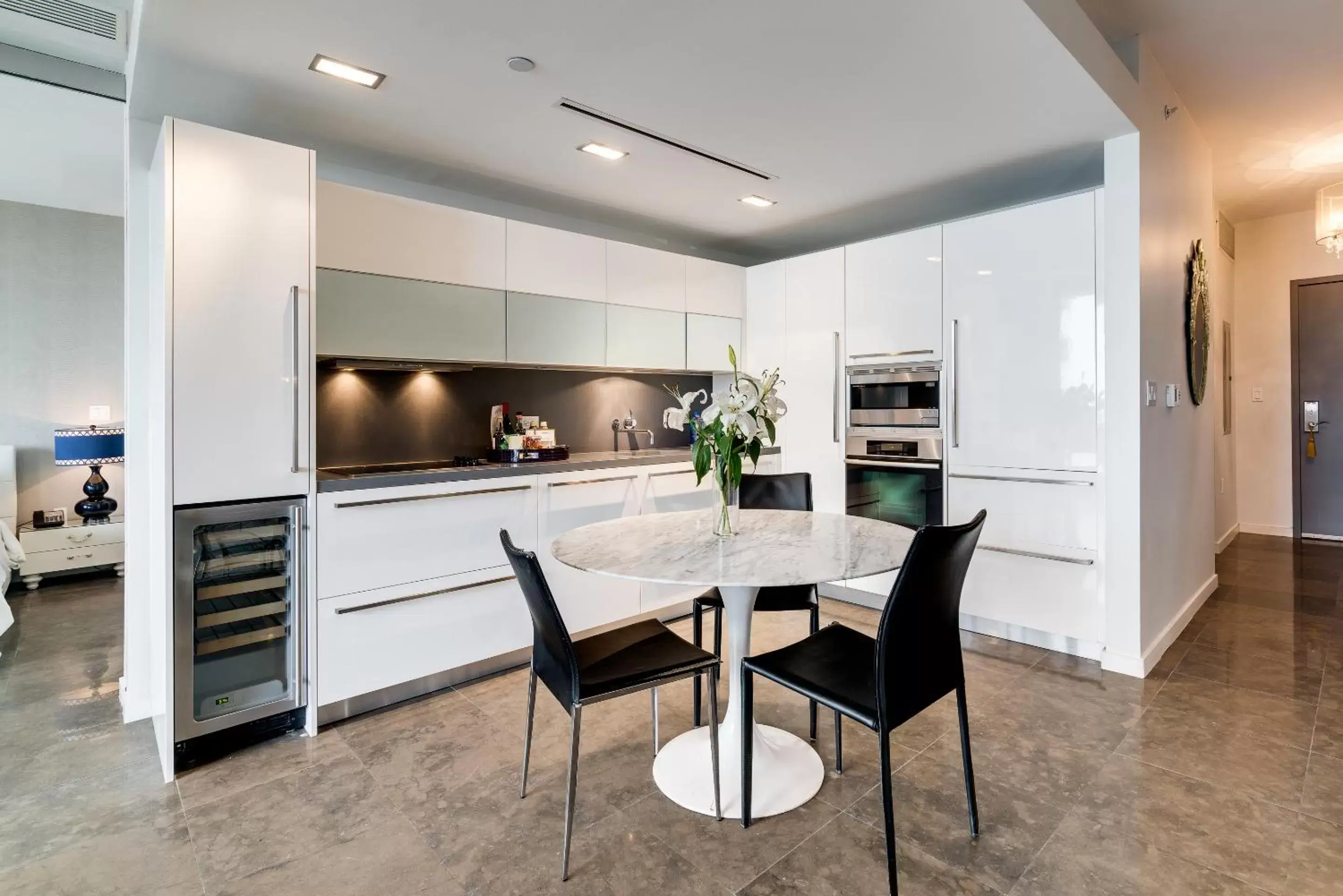 Kitchen or kitchenette, Dining Area in Boulan South Beach