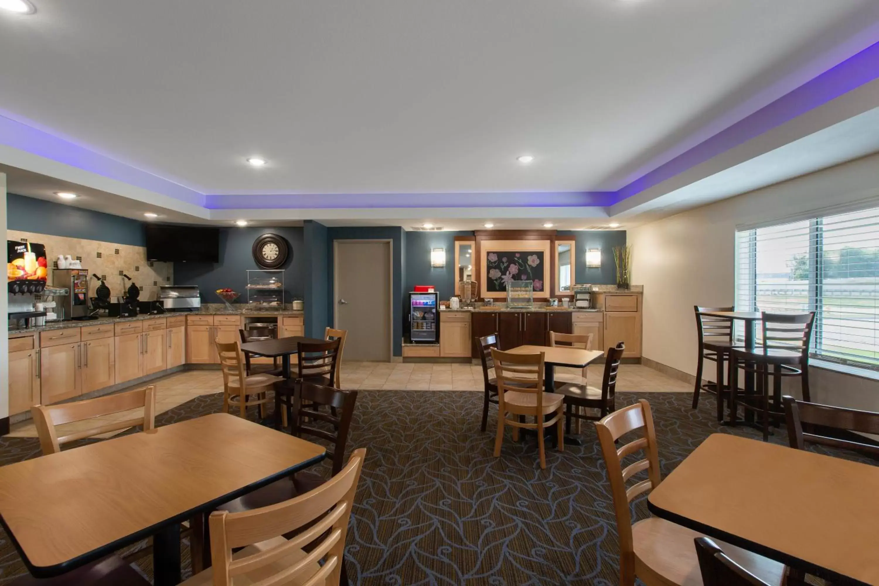Buffet breakfast, Restaurant/Places to Eat in AmericInn by Wyndham Sioux Falls North