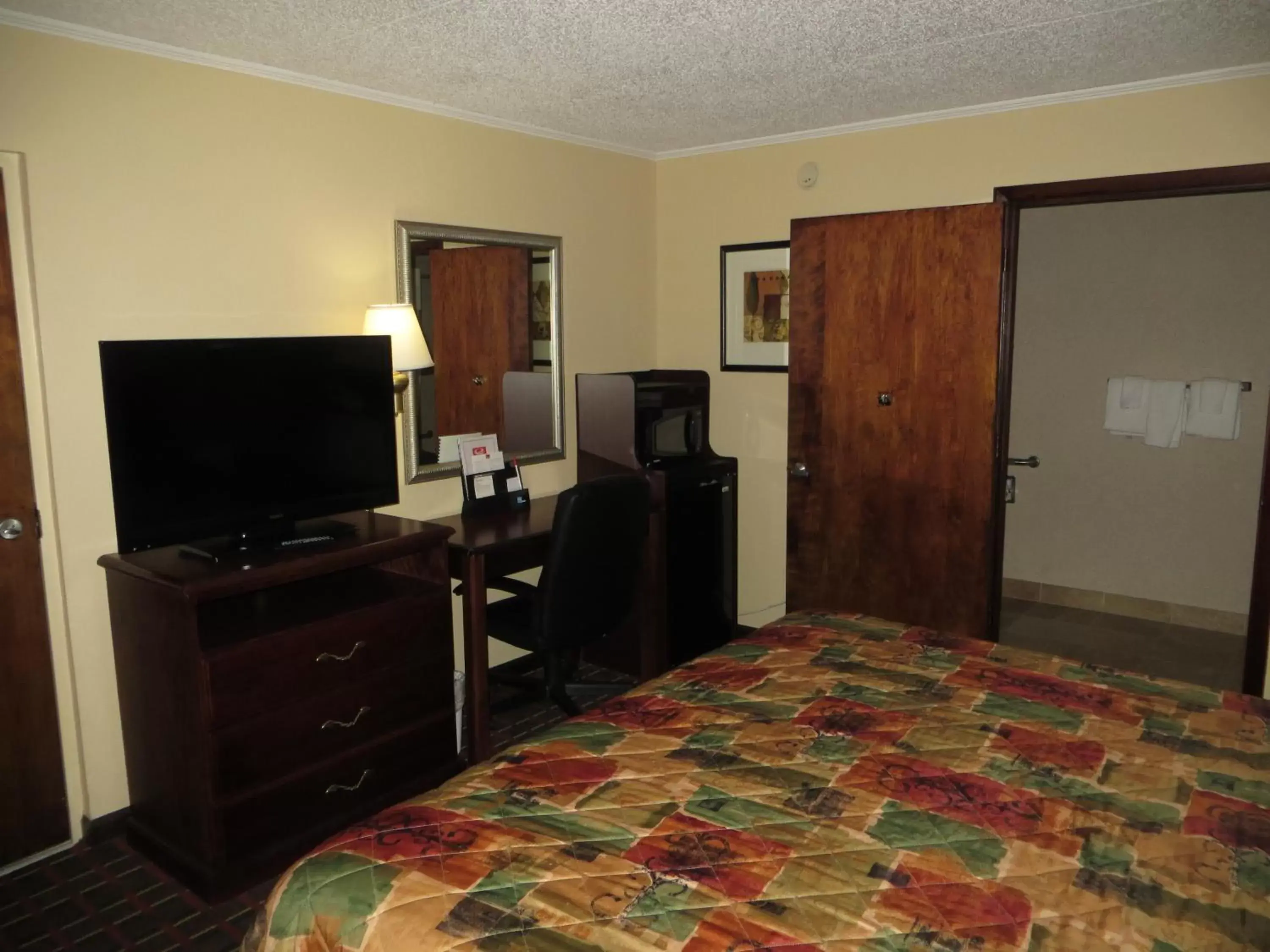 King Room - Non-Smoking in Econo Lodge Lenoir City