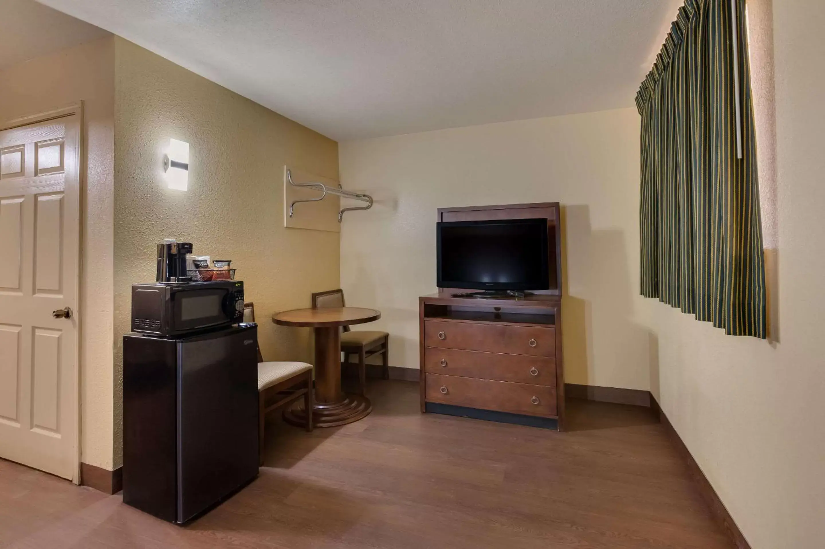 Bedroom, TV/Entertainment Center in Rodeway Inn & Suites East