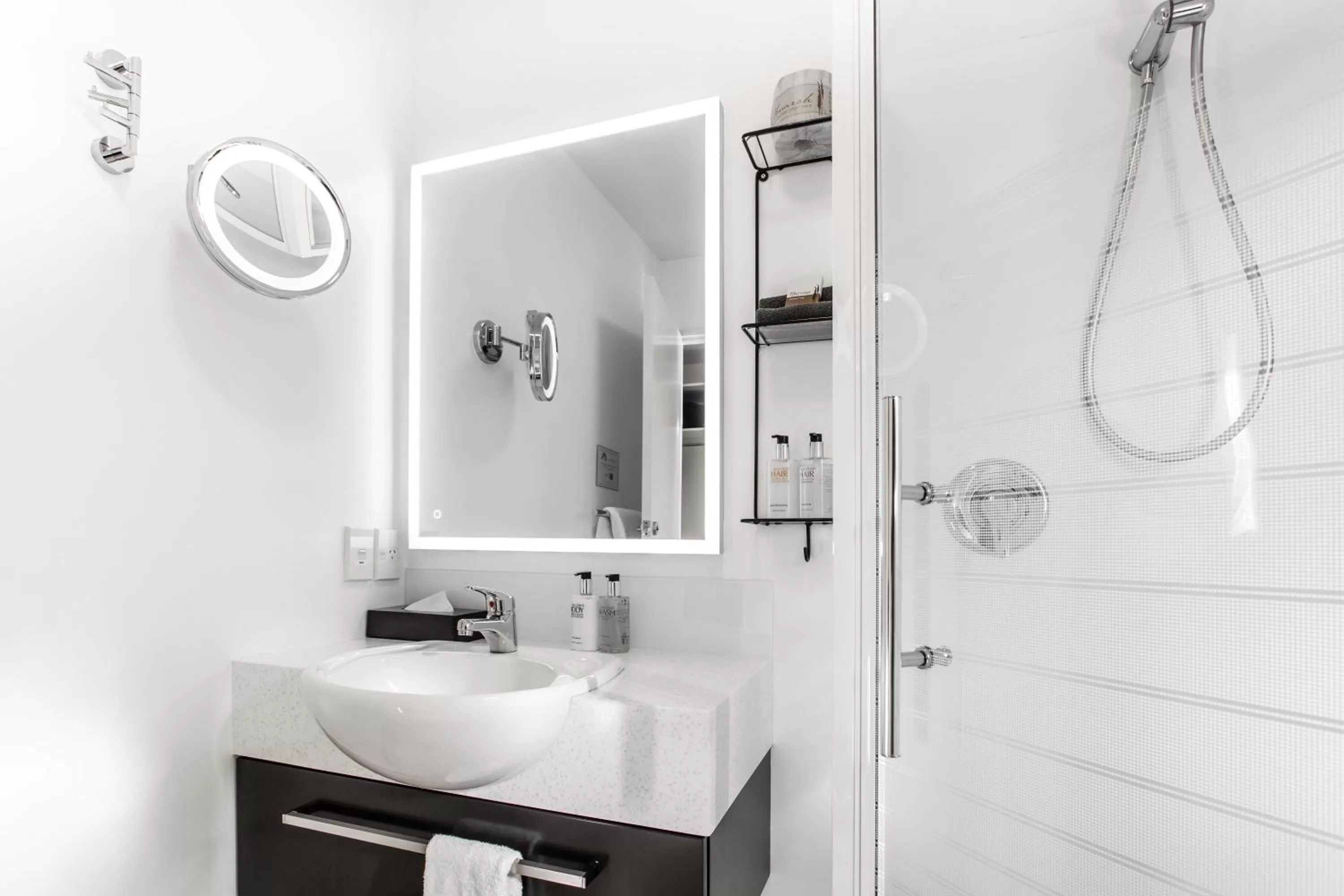 Shower in Palms Motel