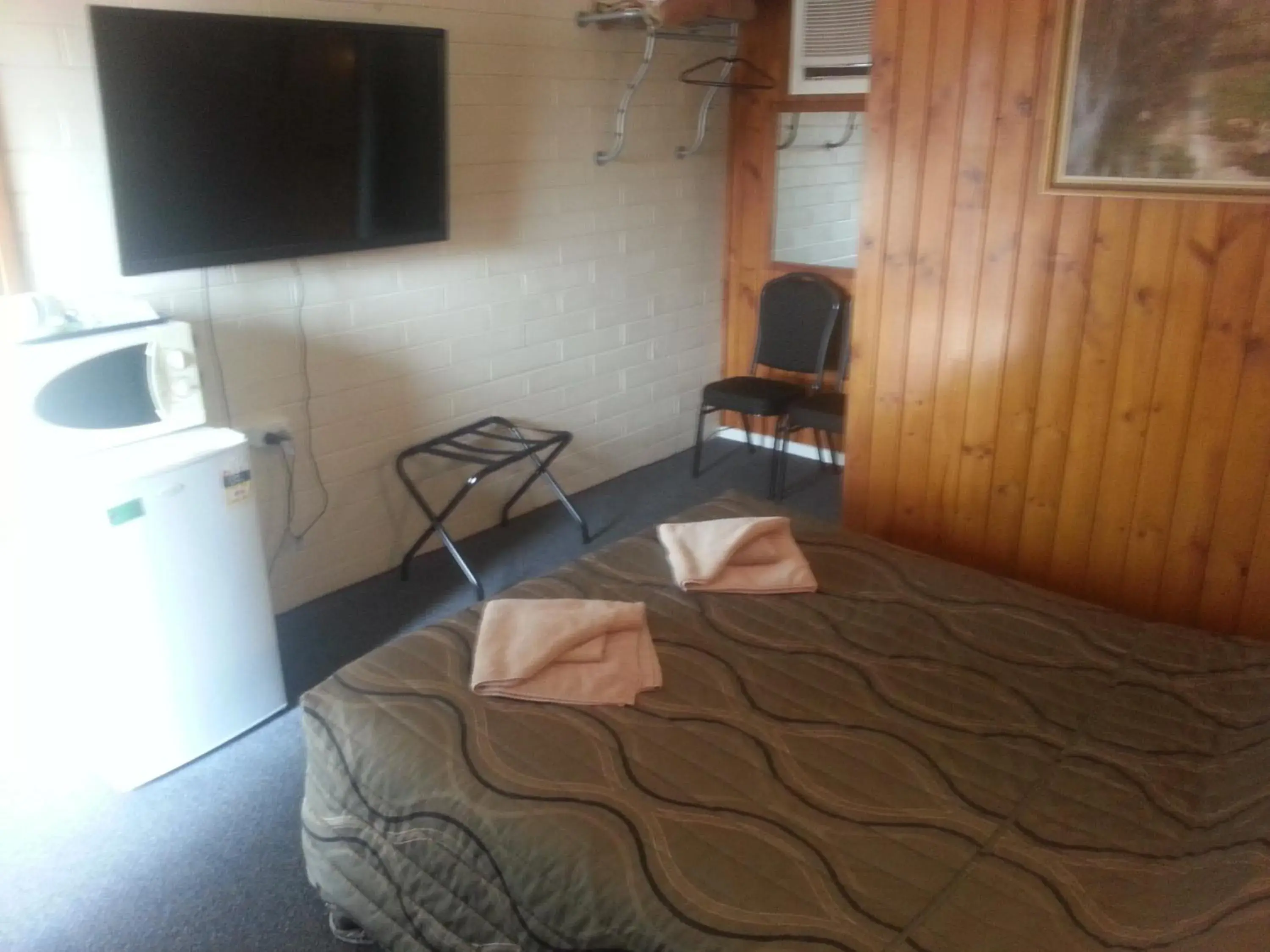 Photo of the whole room, Seating Area in Nhill Oasis Motel