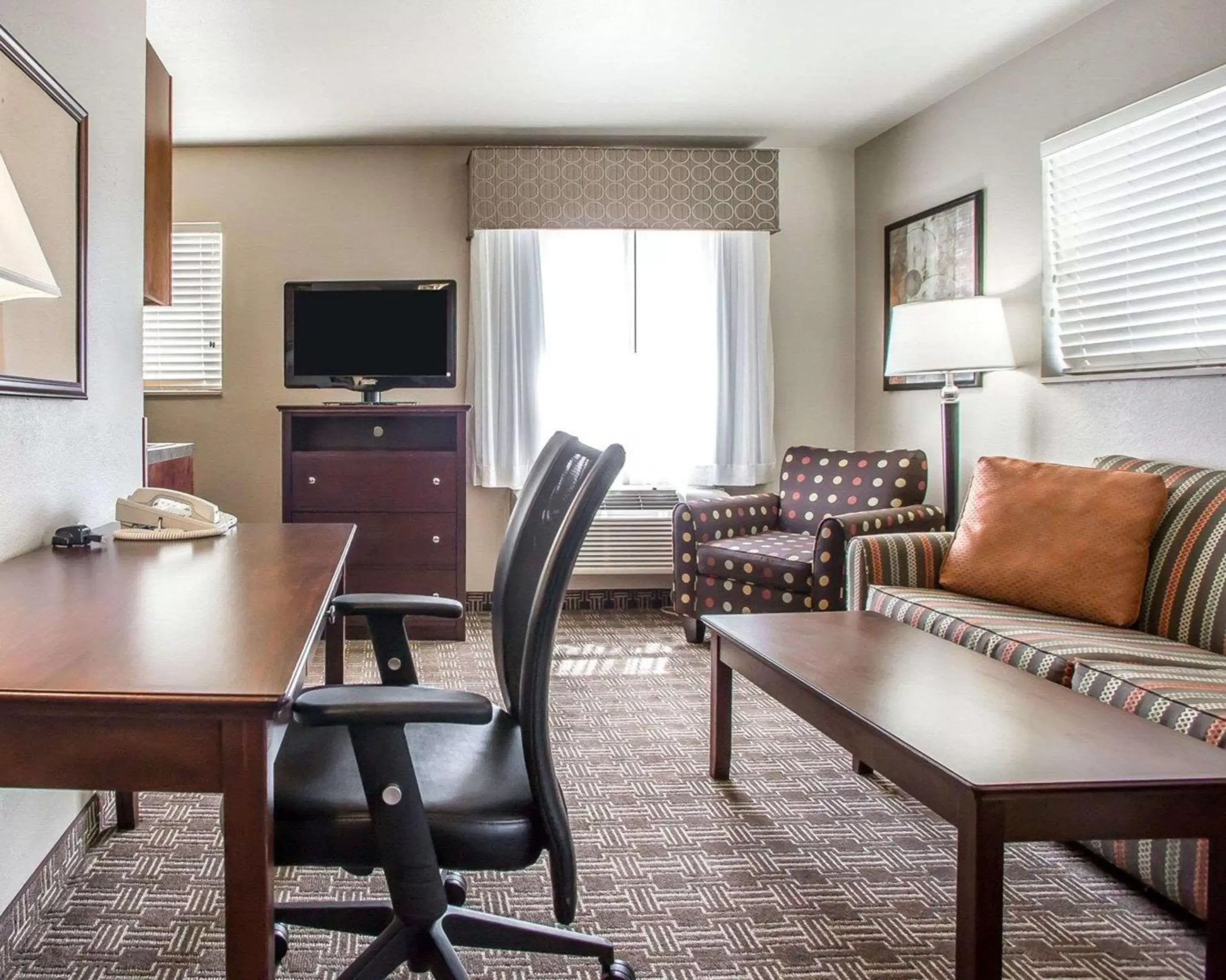 Bedroom, Seating Area in MainStay Suites St Robert-Fort Leonard Wood