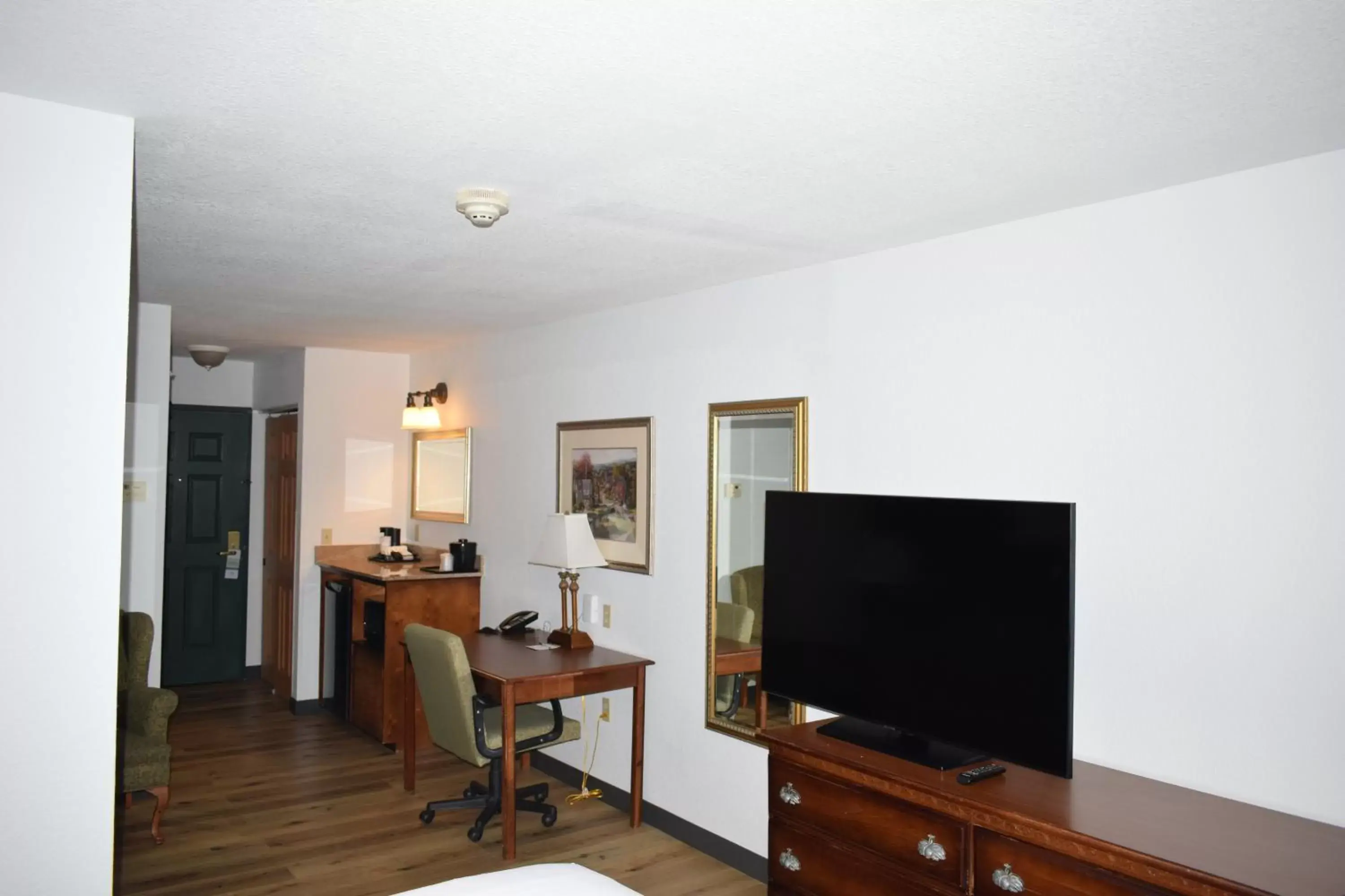 TV and multimedia, TV/Entertainment Center in Wingate by Wyndham Youngstown - Austintown