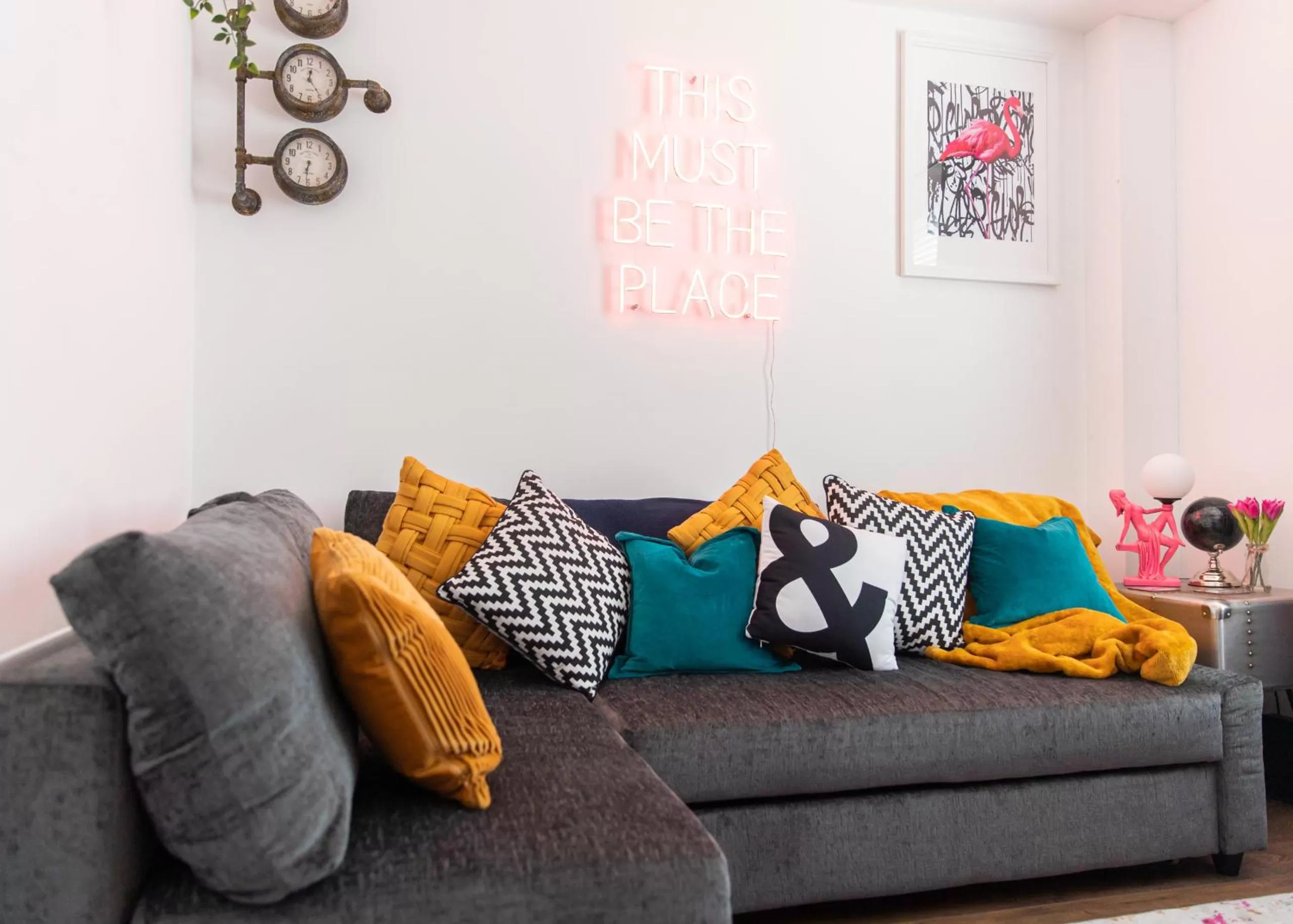 Living room, Seating Area in Entire family home , large rear garden and free parking