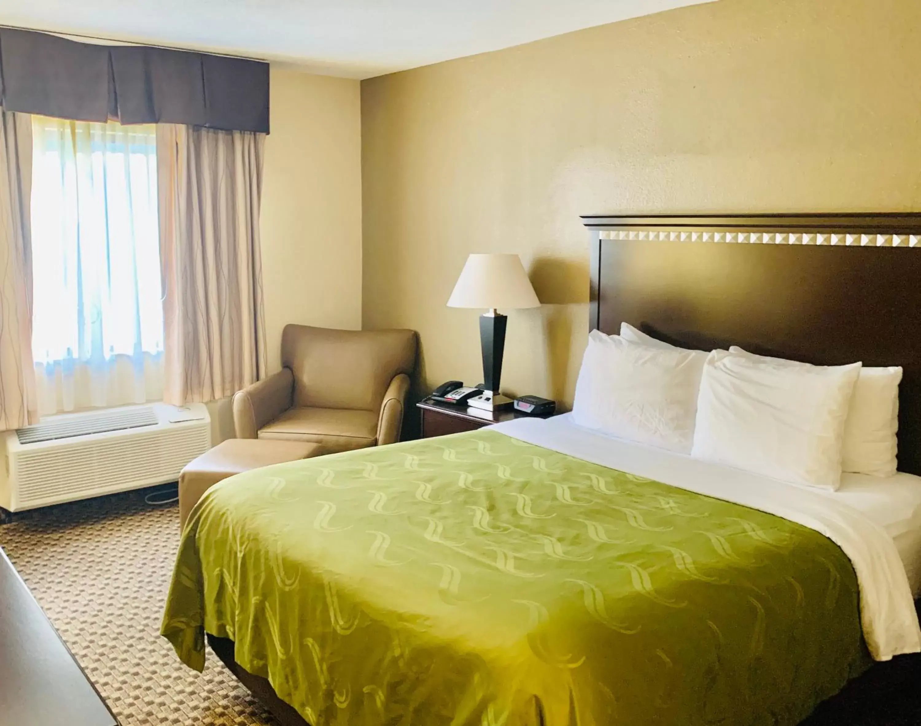 Queen Room with Roll-In Shower - Accessible/Non-Smoking in Quality Inn Macomb near University Area