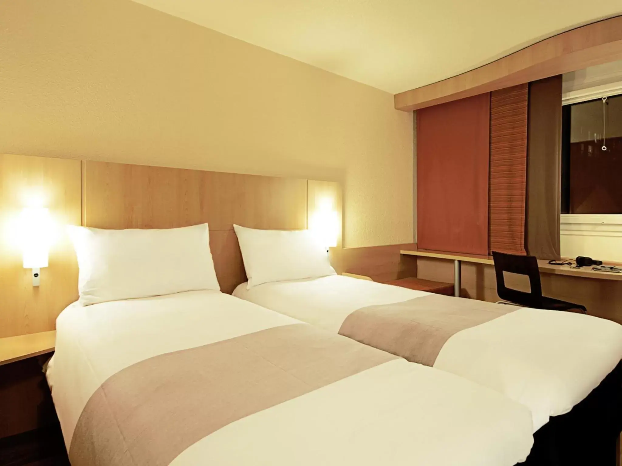 Photo of the whole room, Bed in Hotel ibis Lisboa Jose Malhoa