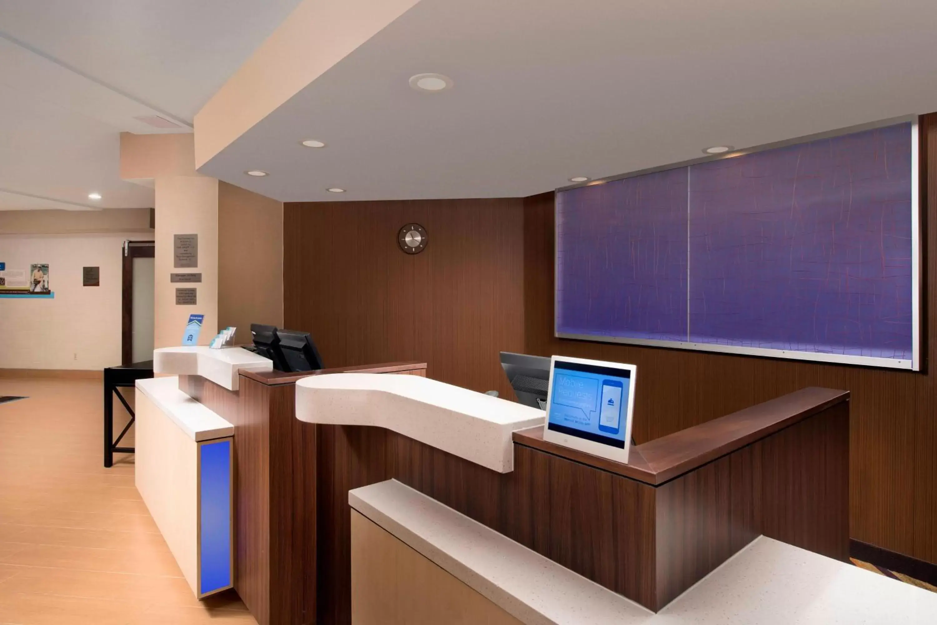 Lobby or reception, TV/Entertainment Center in Fairfield Inn & Suites by Marriott Albuquerque Airport
