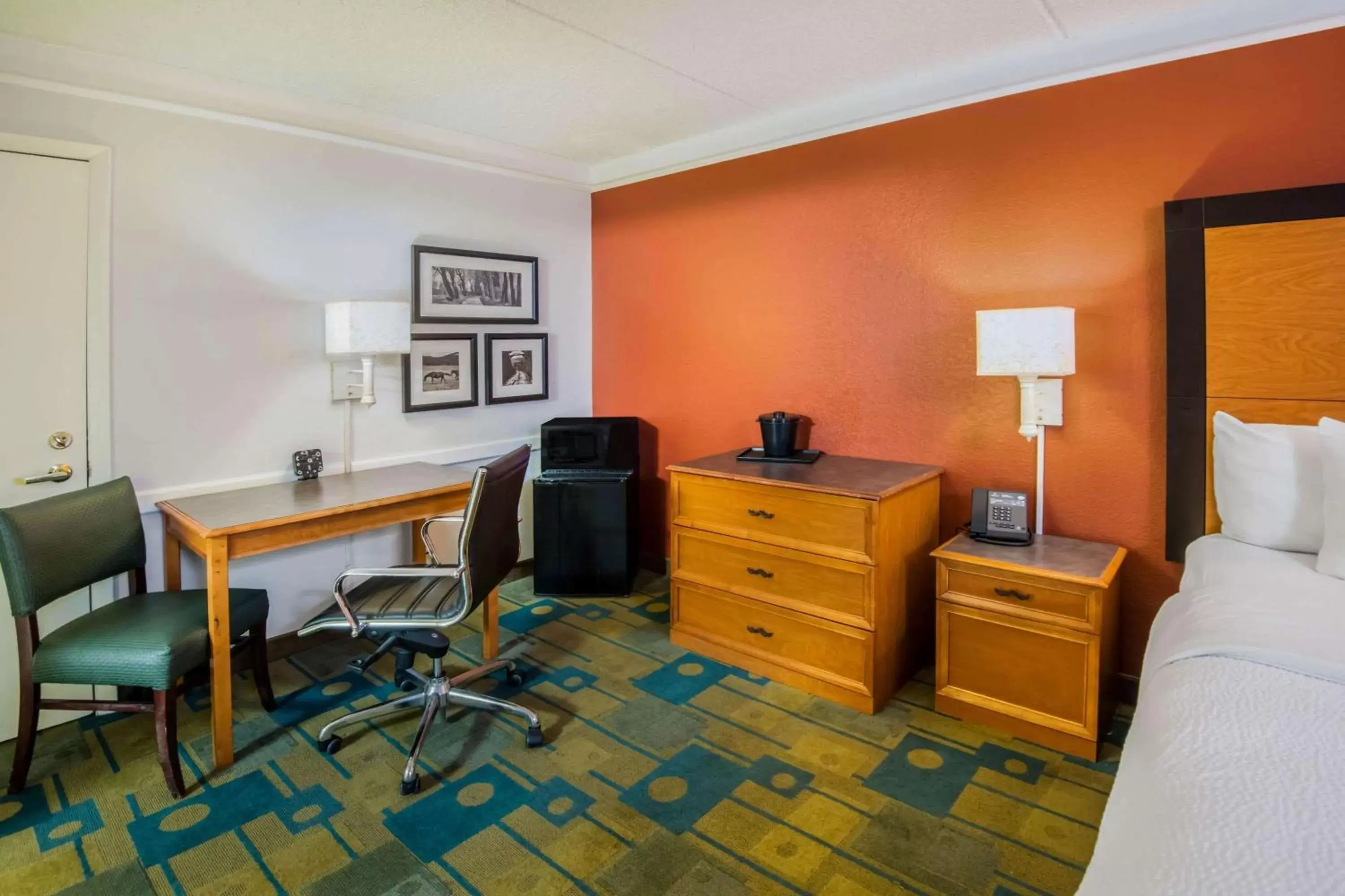 Photo of the whole room in La Quinta Inn by Wyndham Colorado Springs Garden of the Gods