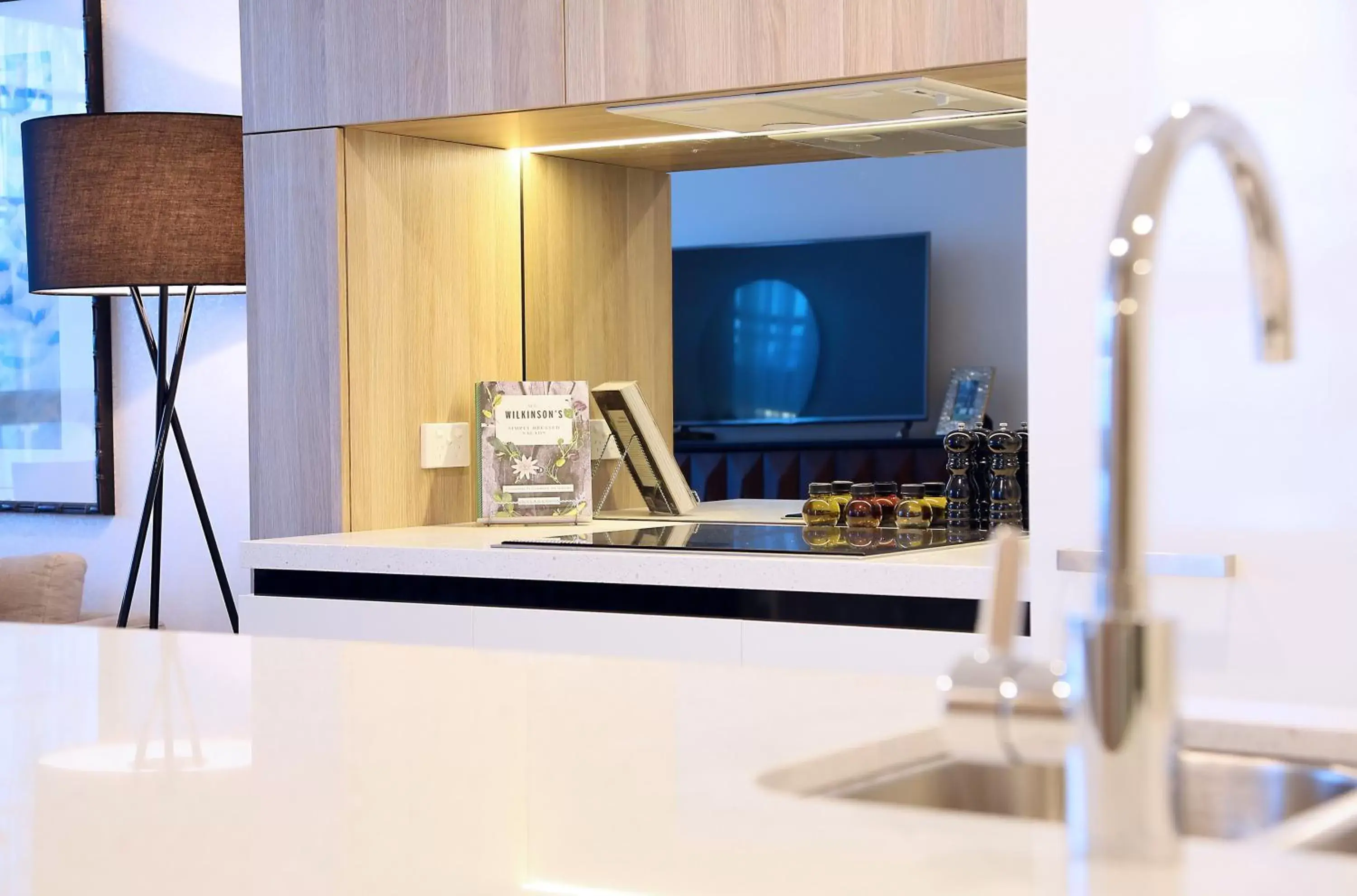 Kitchen or kitchenette, TV/Entertainment Center in Alex Perry Hotel & Apartments