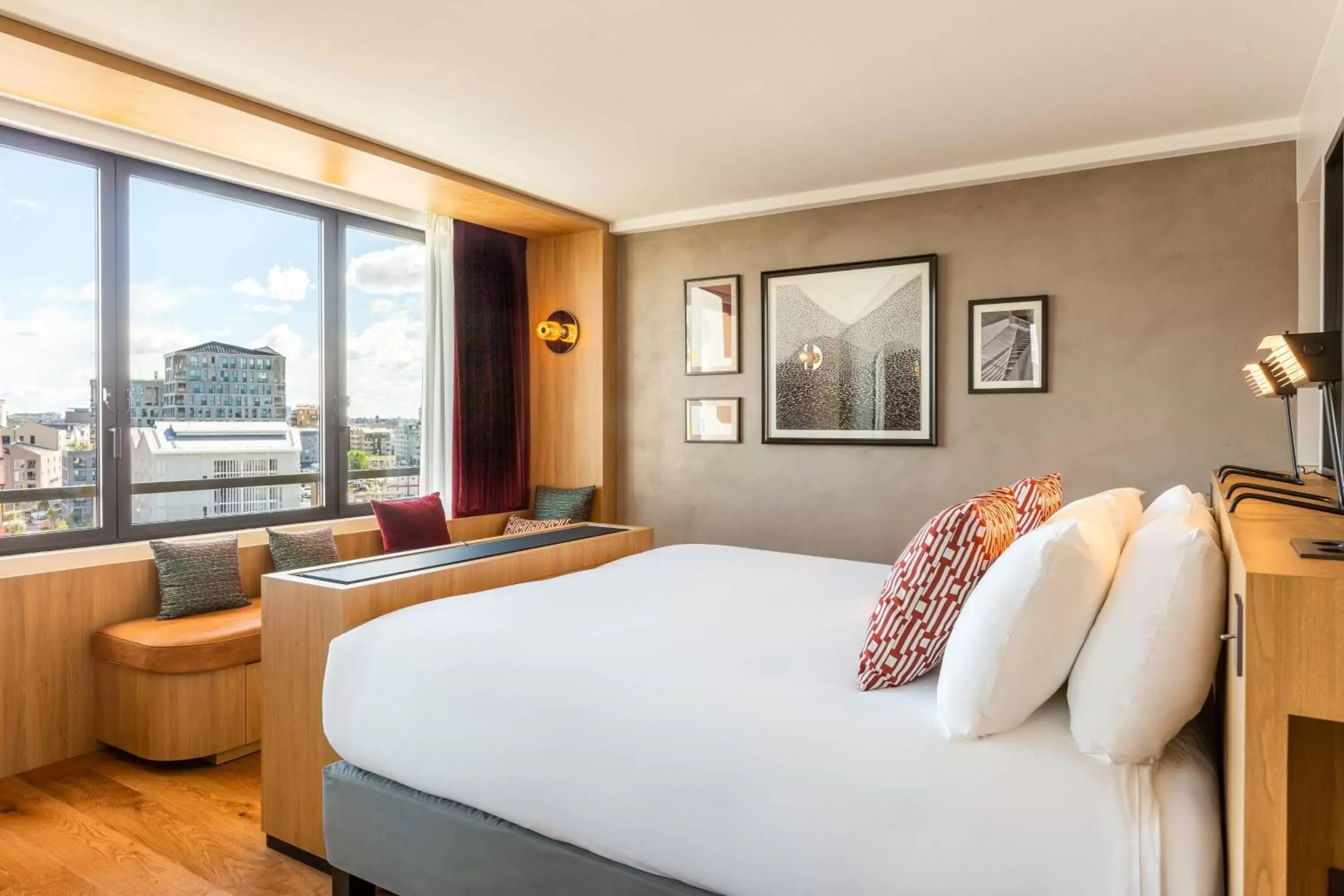 Bedroom in Renaissance Bordeaux Hotel