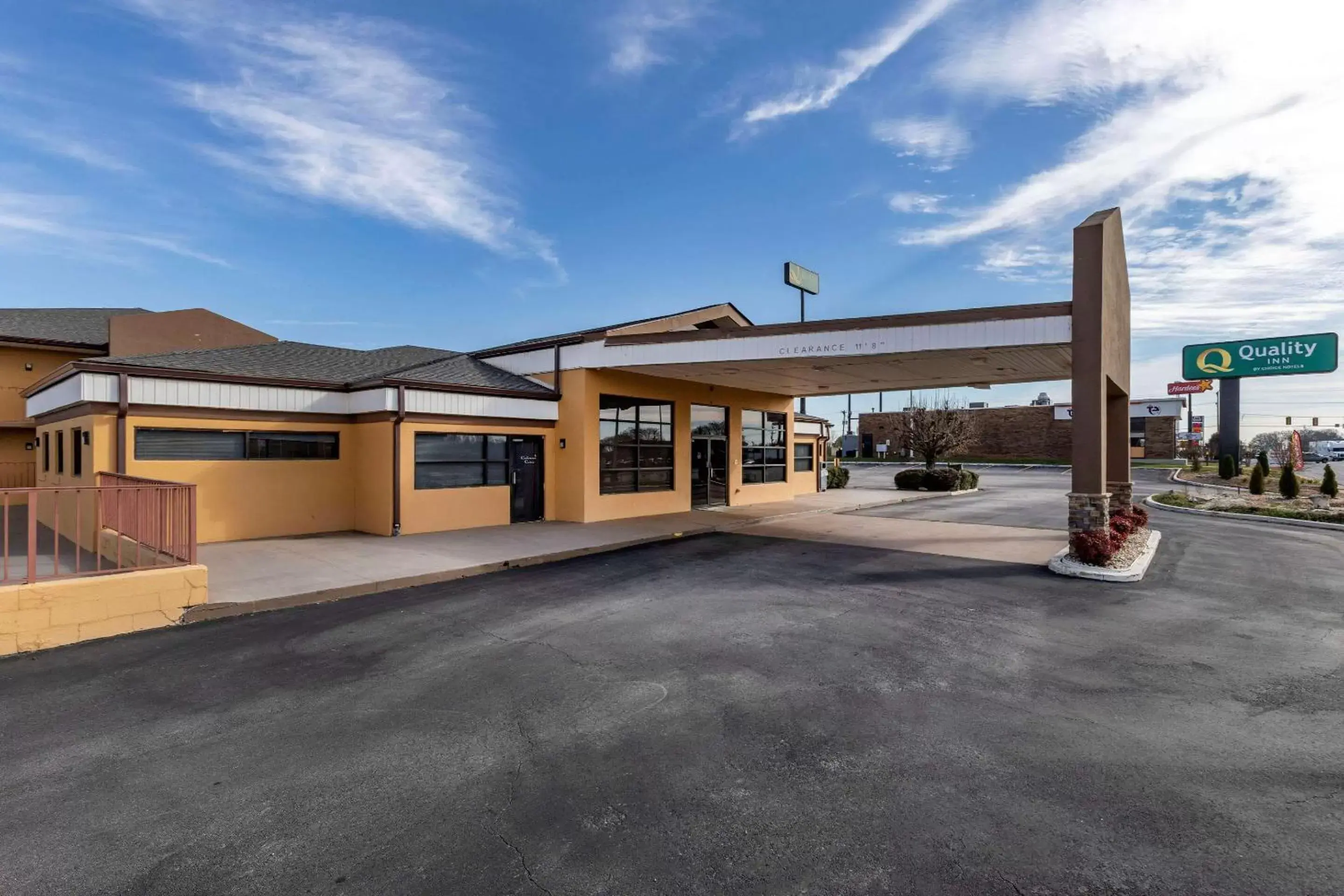 Property Building in Quality Inn South Duncan