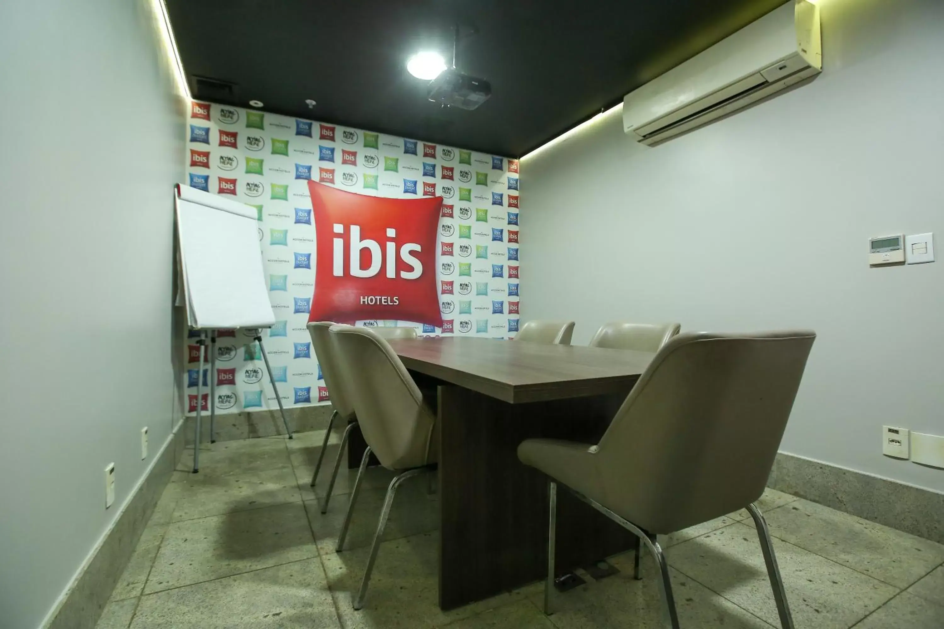 Meeting/conference room, TV/Entertainment Center in ibis Copacabana Posto 2