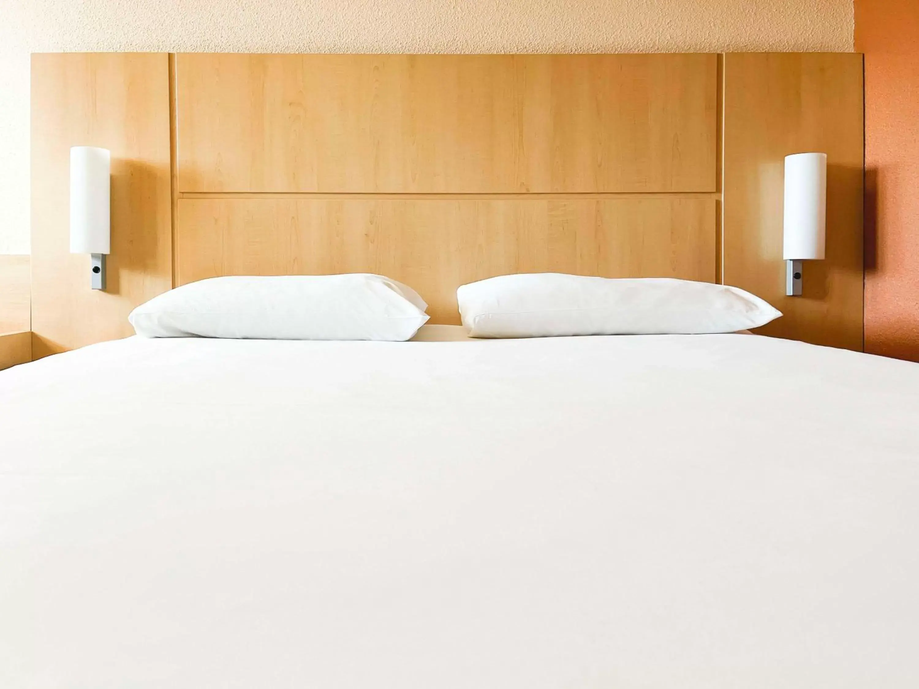 Bedroom, Bed in ibis Nîmes Ouest - A9