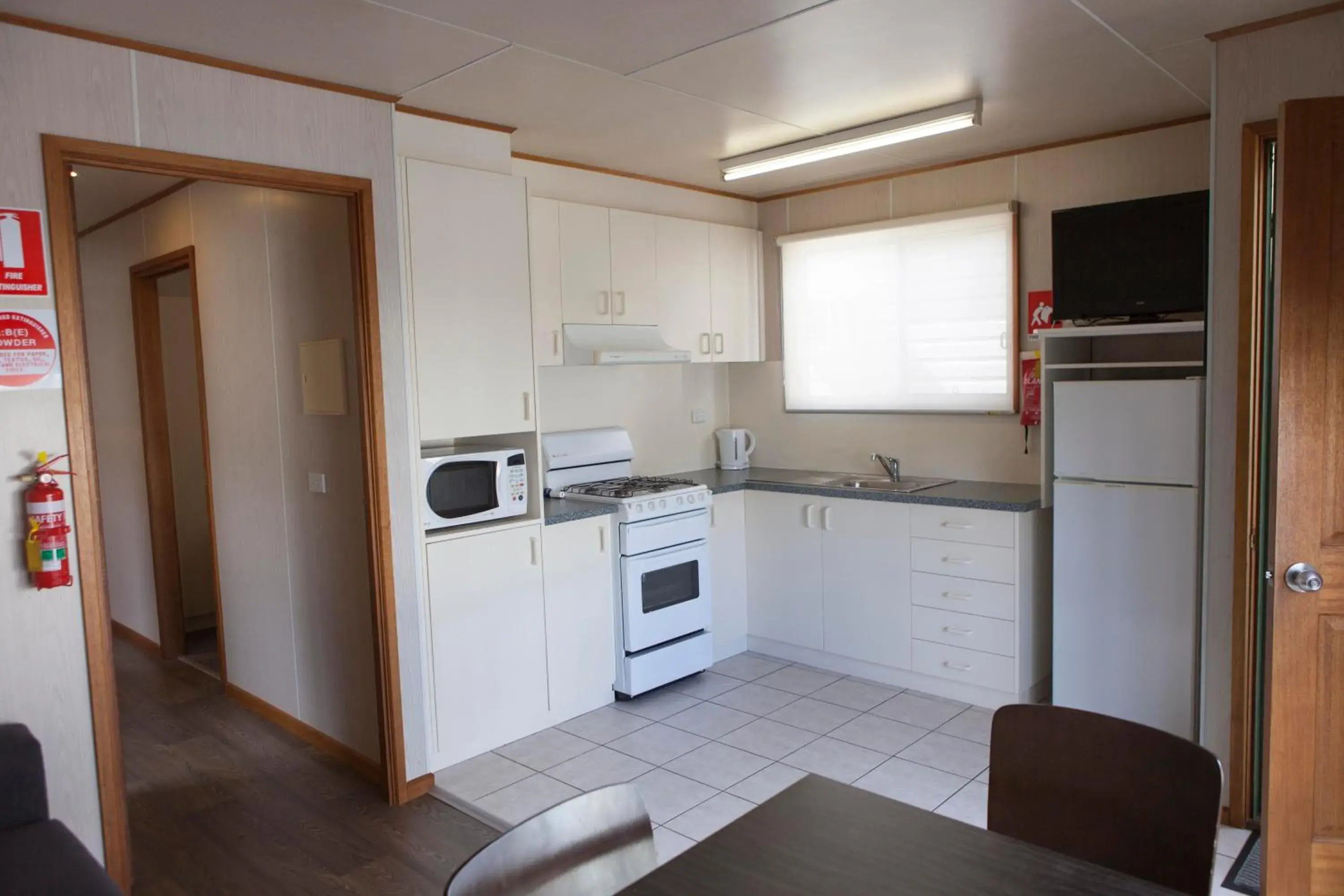 Kitchen or kitchenette, Kitchen/Kitchenette in Airport Tourist Village Melbourne