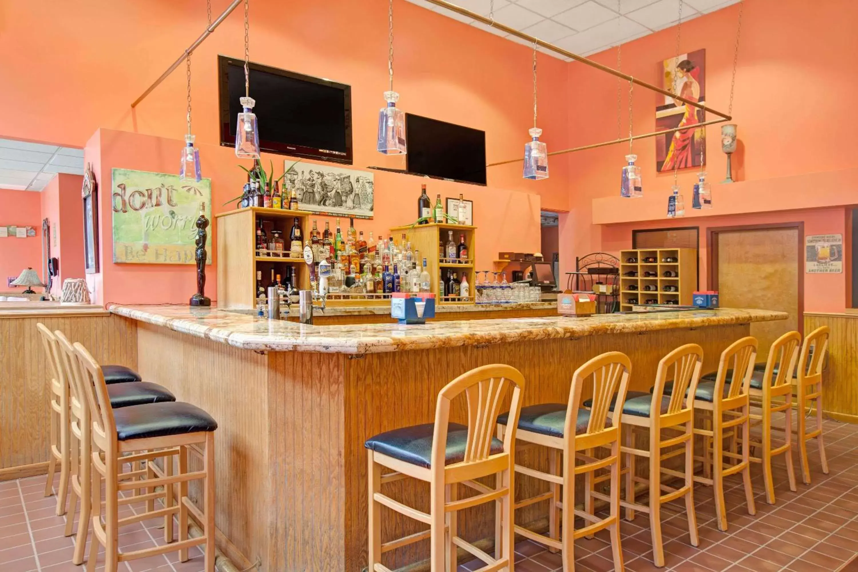 Lounge or bar in Ramada by Wyndham Flemington Lounge or bar in Ramada by Wyndham Flemington