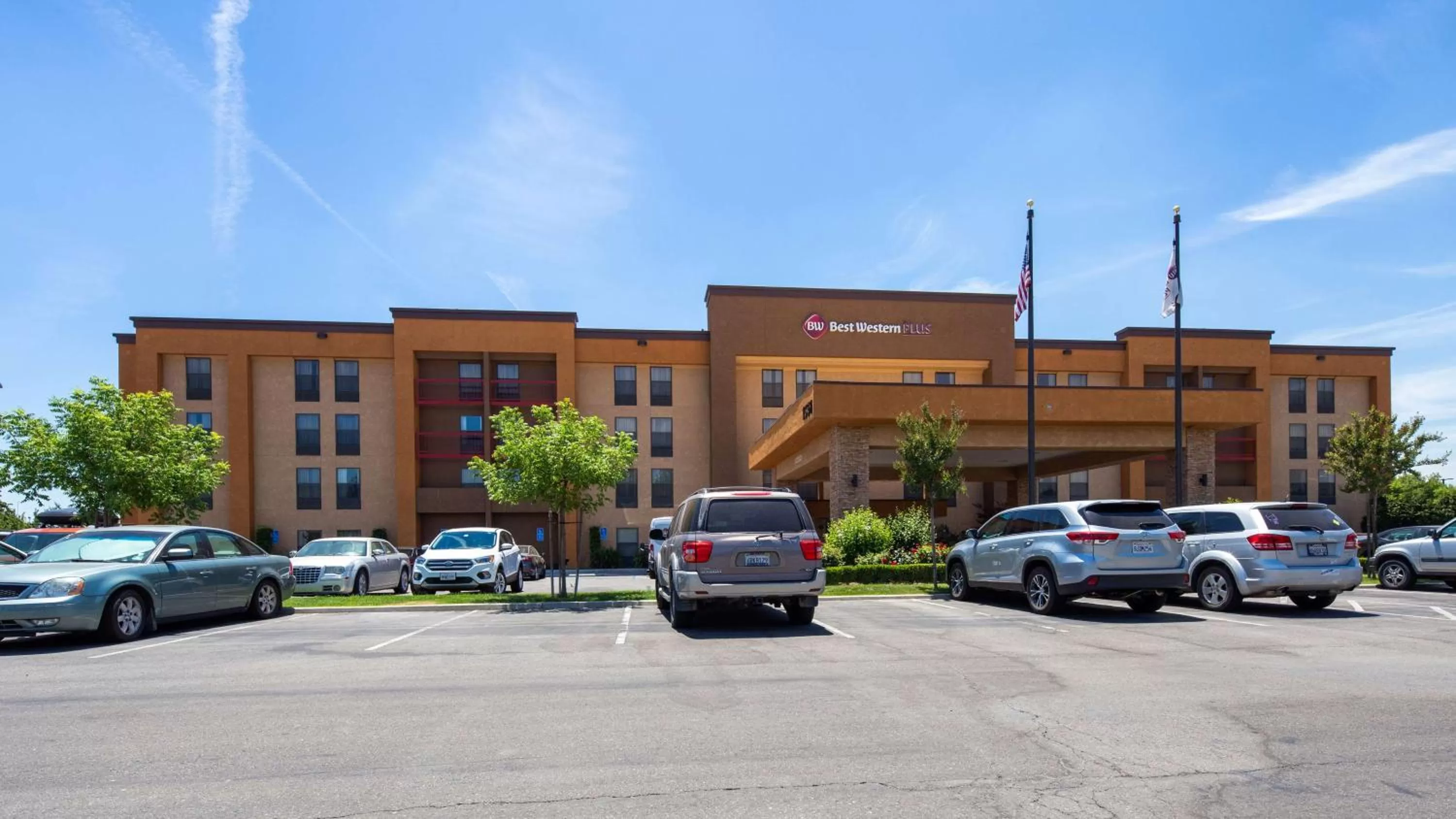 Property building in Best Western Plus Fresno Airport Hotel