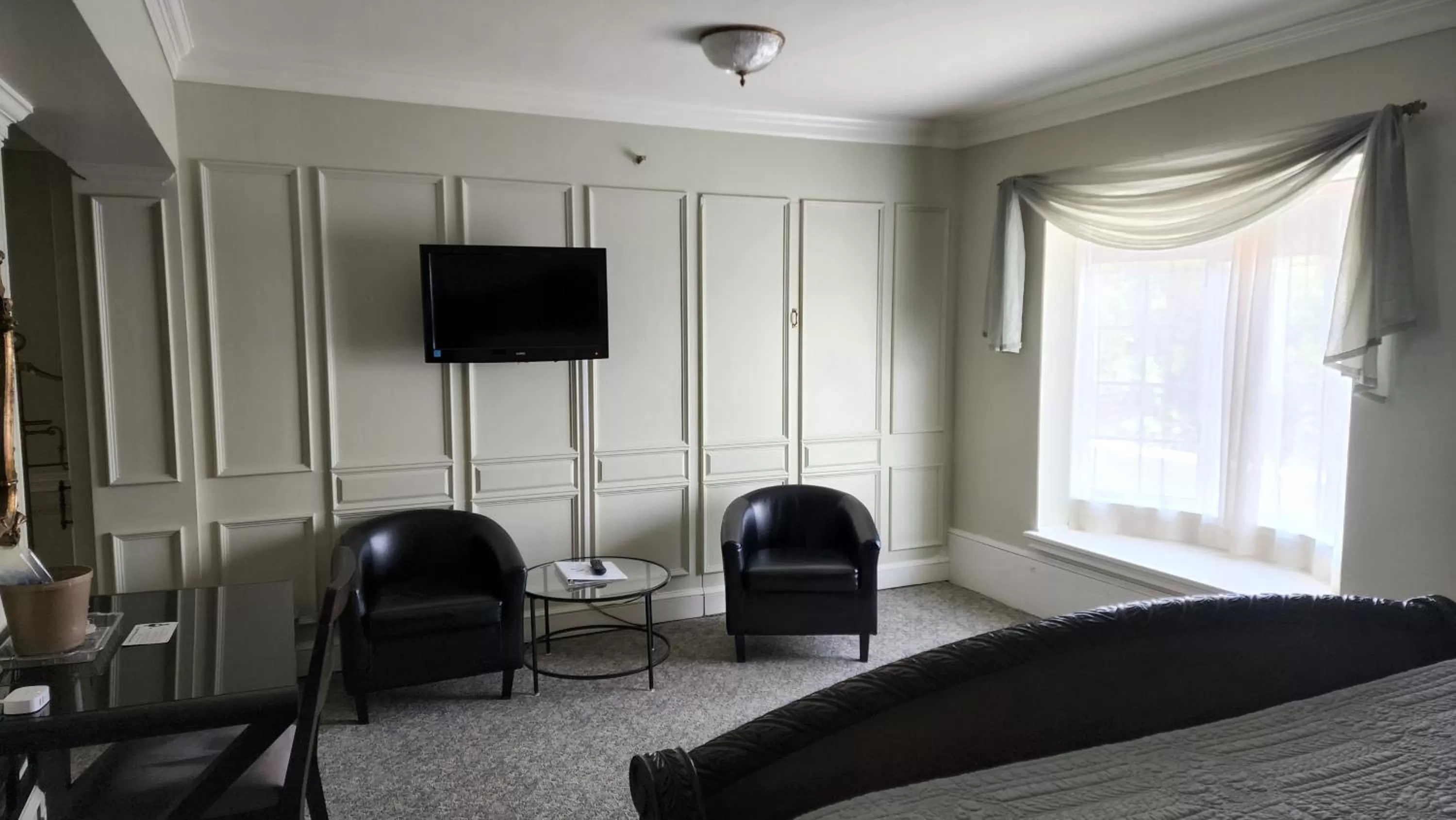 TV and multimedia, TV/Entertainment Center in Lowell Inn