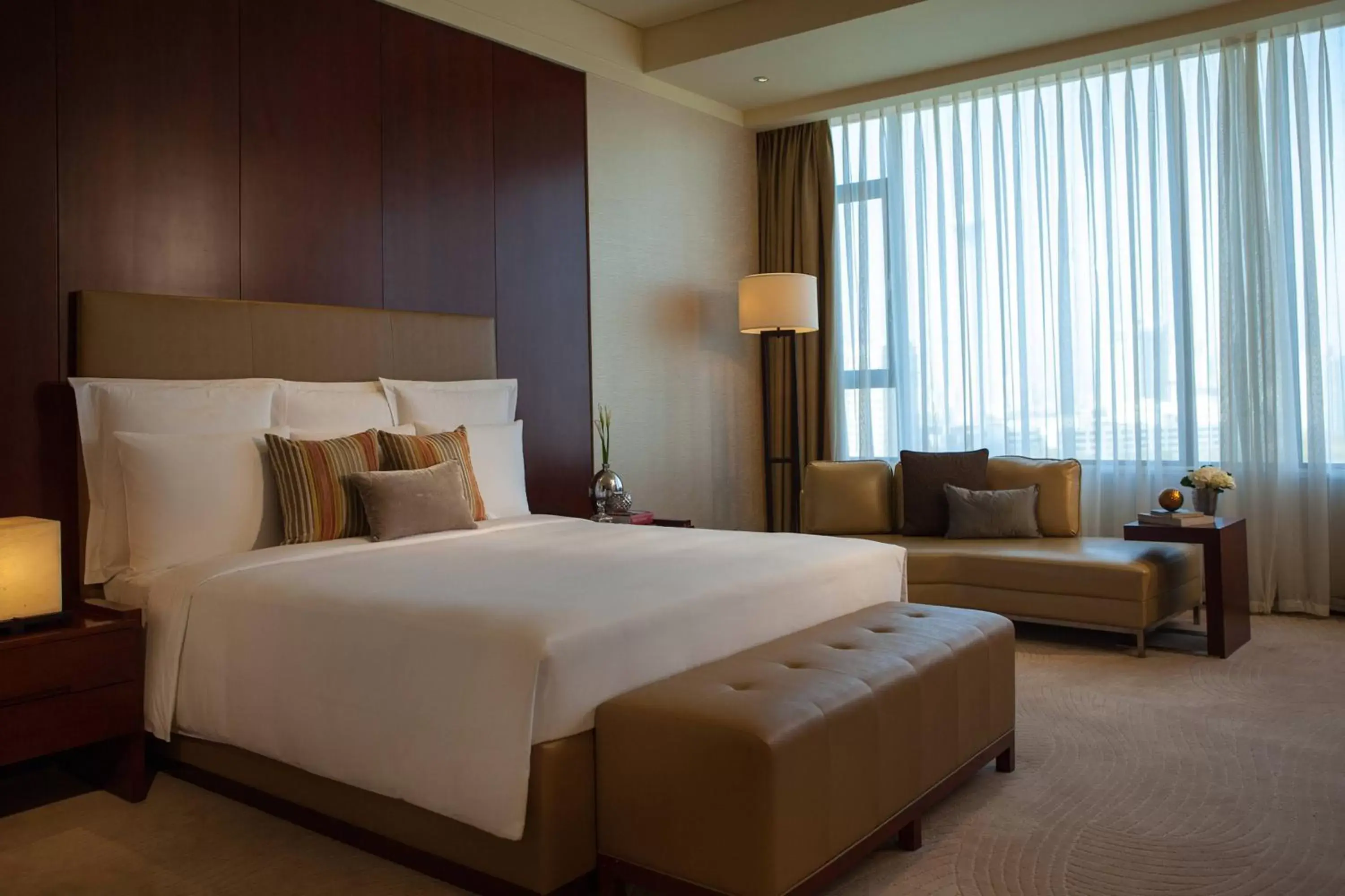 Photo of the whole room, Bed in Renaissance Tianjin Lakeview Hotel