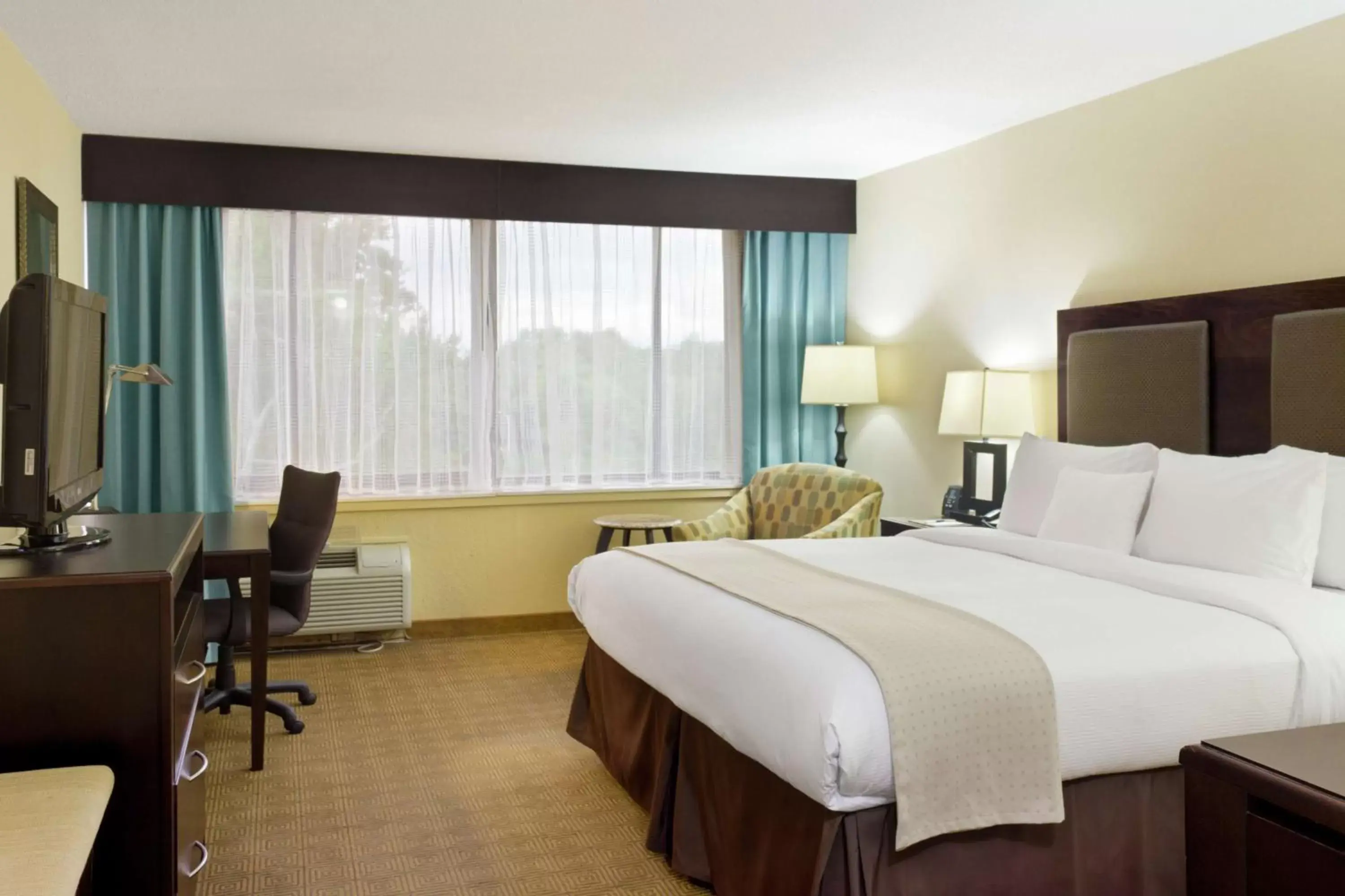Bed in DoubleTree by Hilton Tinton Falls-Eatontown