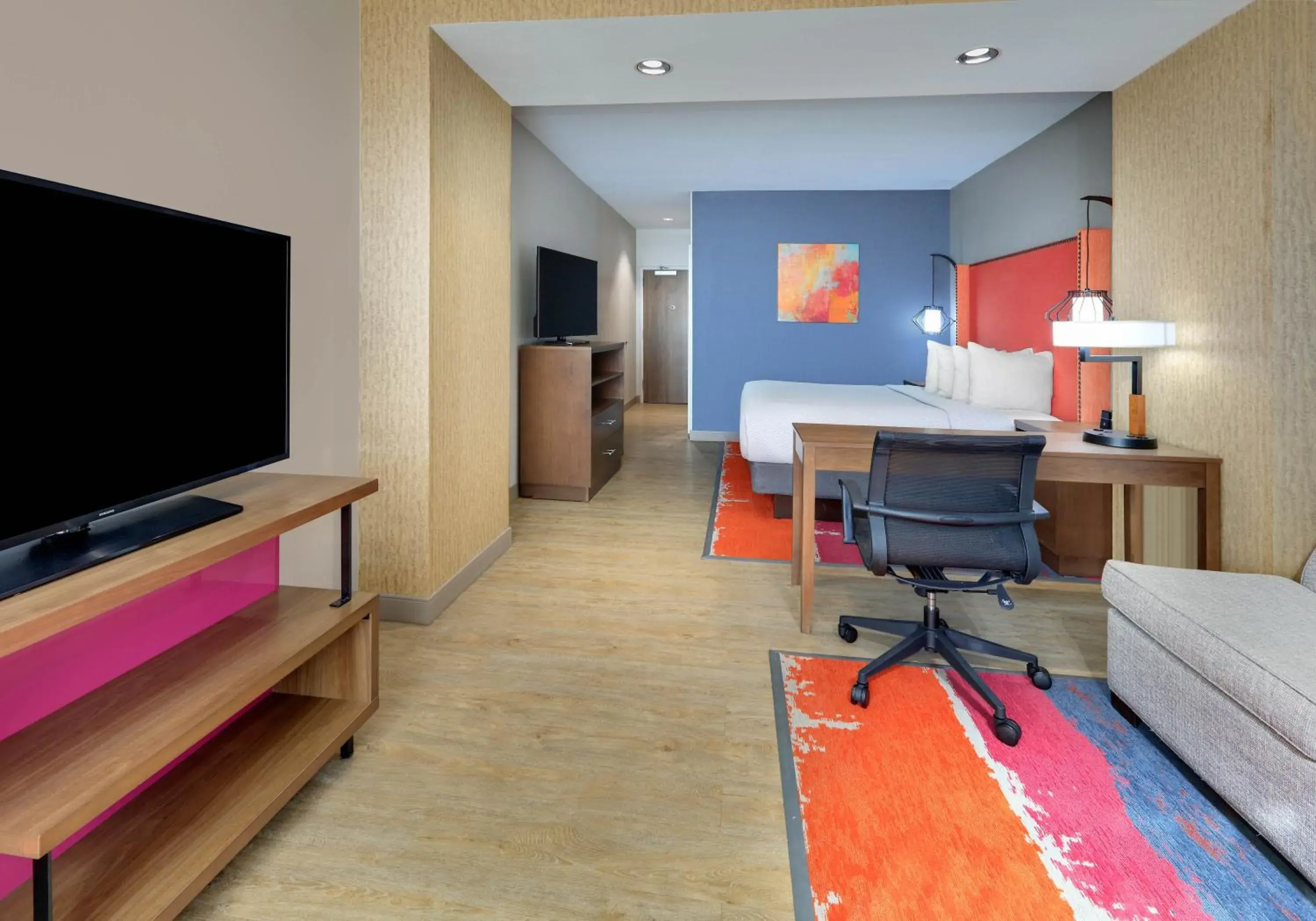 Bed, TV/Entertainment Center in La Quinta Inn & Suites by Wyndham Lakeway