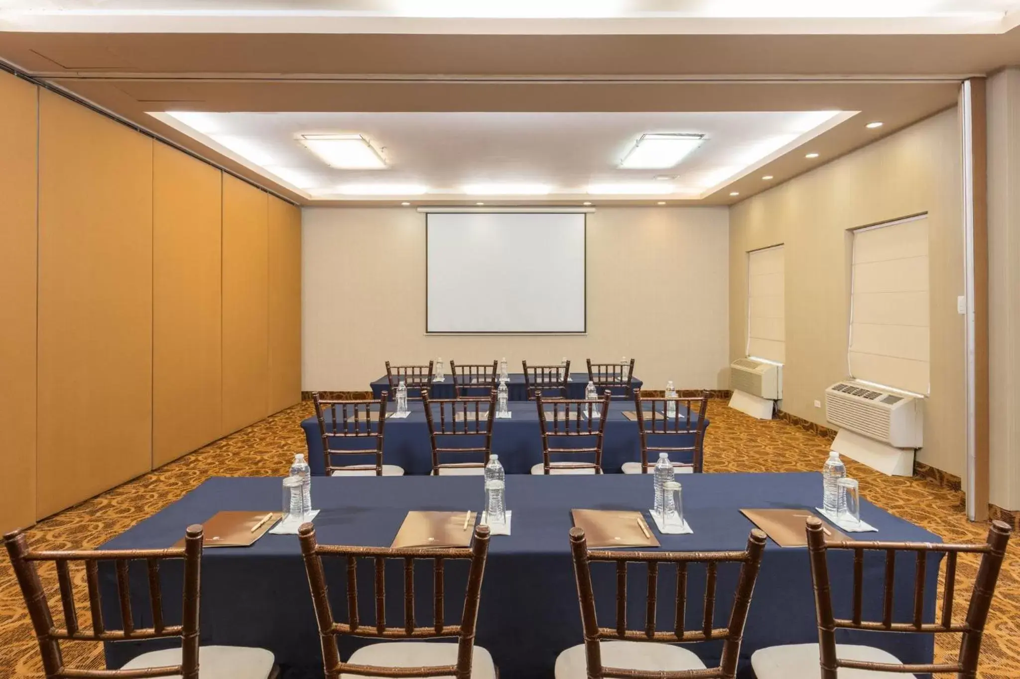 Meeting/conference room in CoSuites Saltillo Hotel