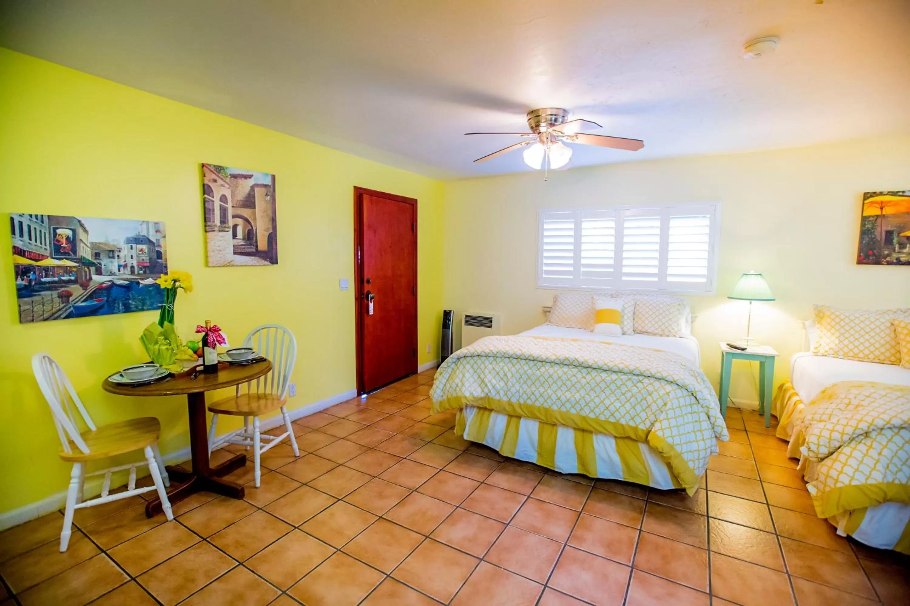 Kitchen or kitchenette, Bed in Leucadia Beach Inn