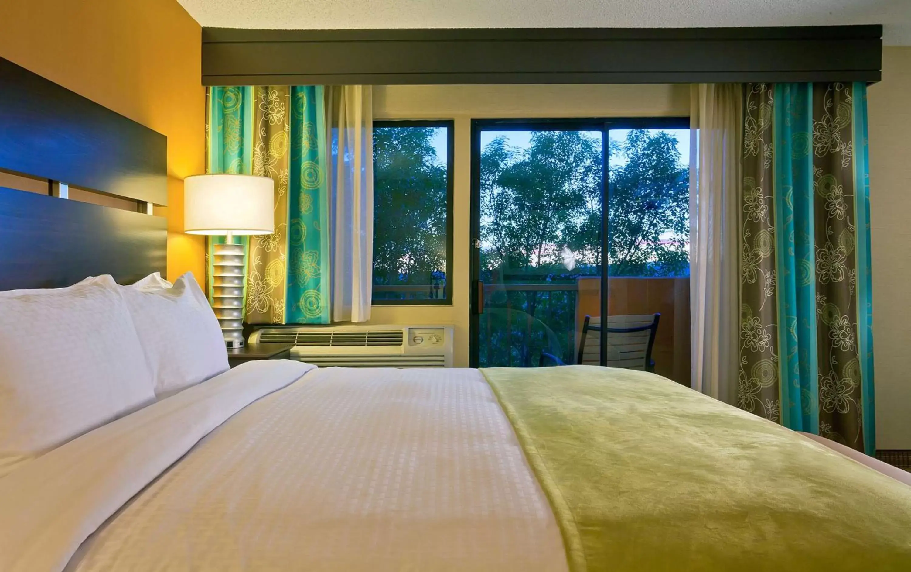 Bed in DoubleTree by Hilton Santa Fe