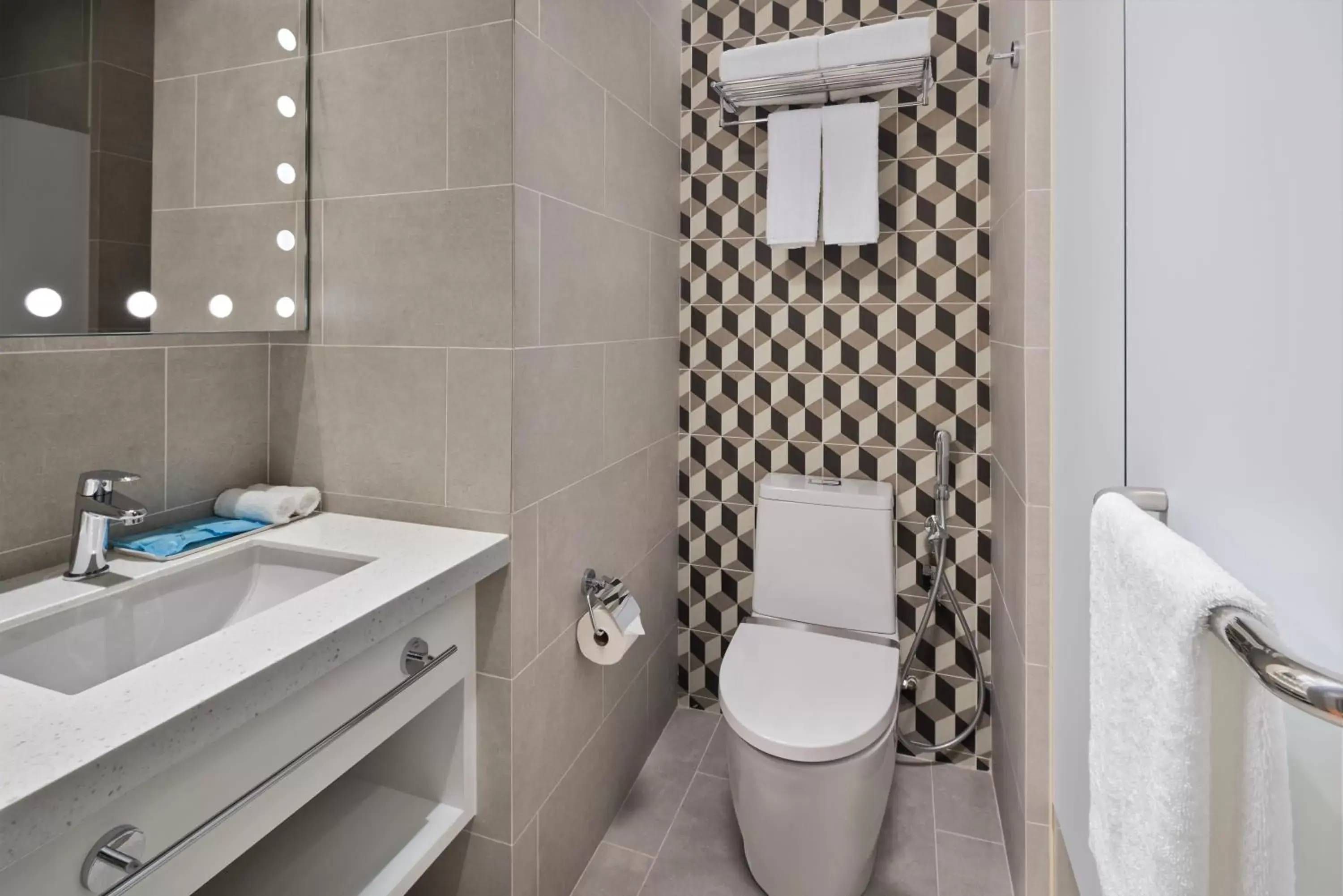 Toilet, Bathroom in Holiday Inn Express Singapore Serangoon, an IHG Hotel