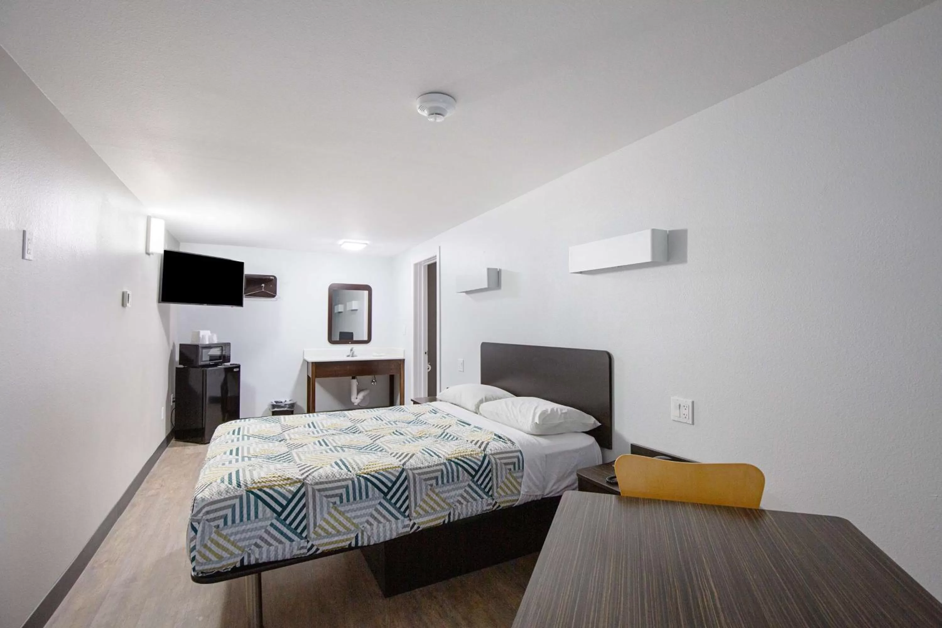 Photo of the whole room, Bed in Motel 6-Show Low, AZ