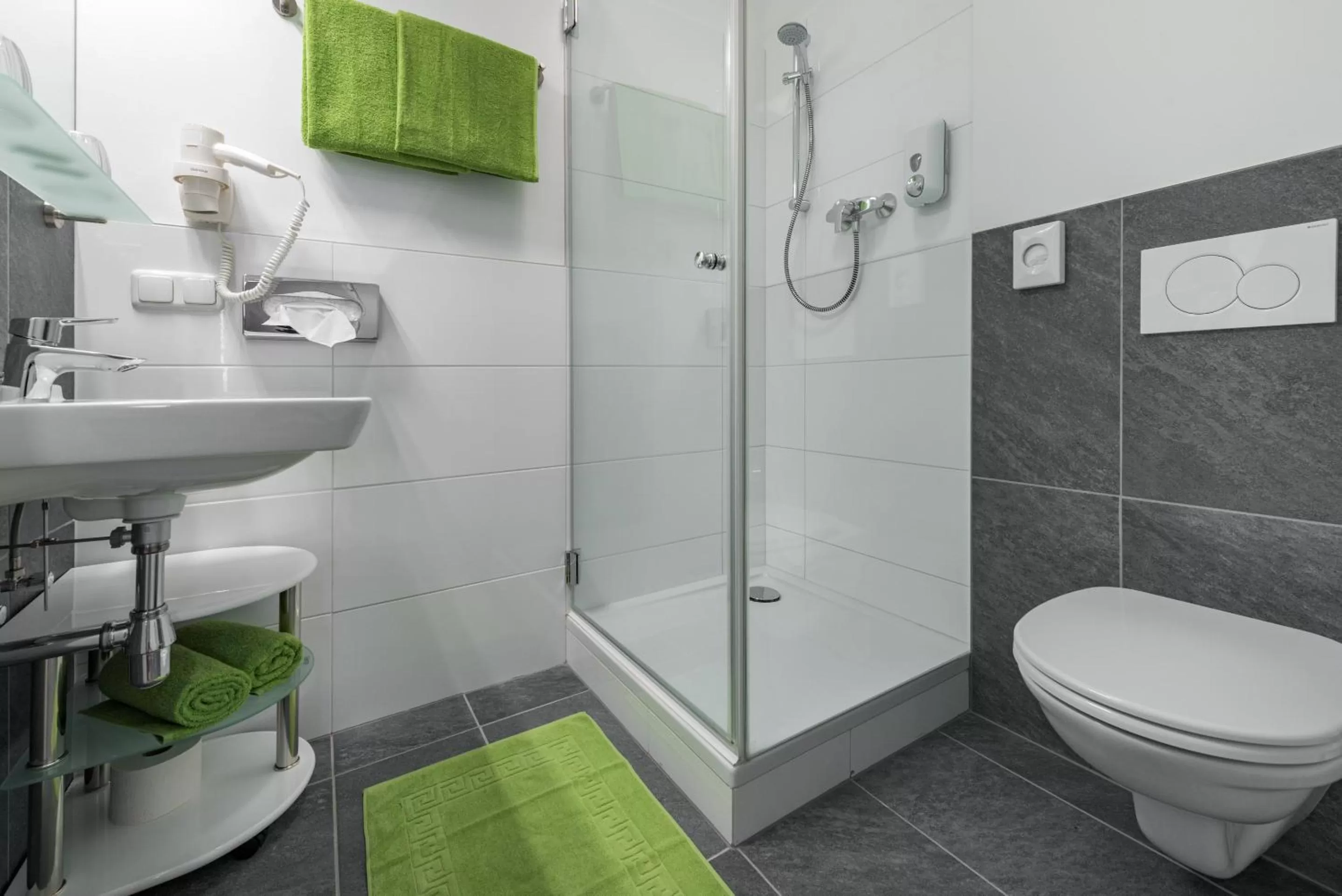 Shower in Hotel "City Rooms Wels"