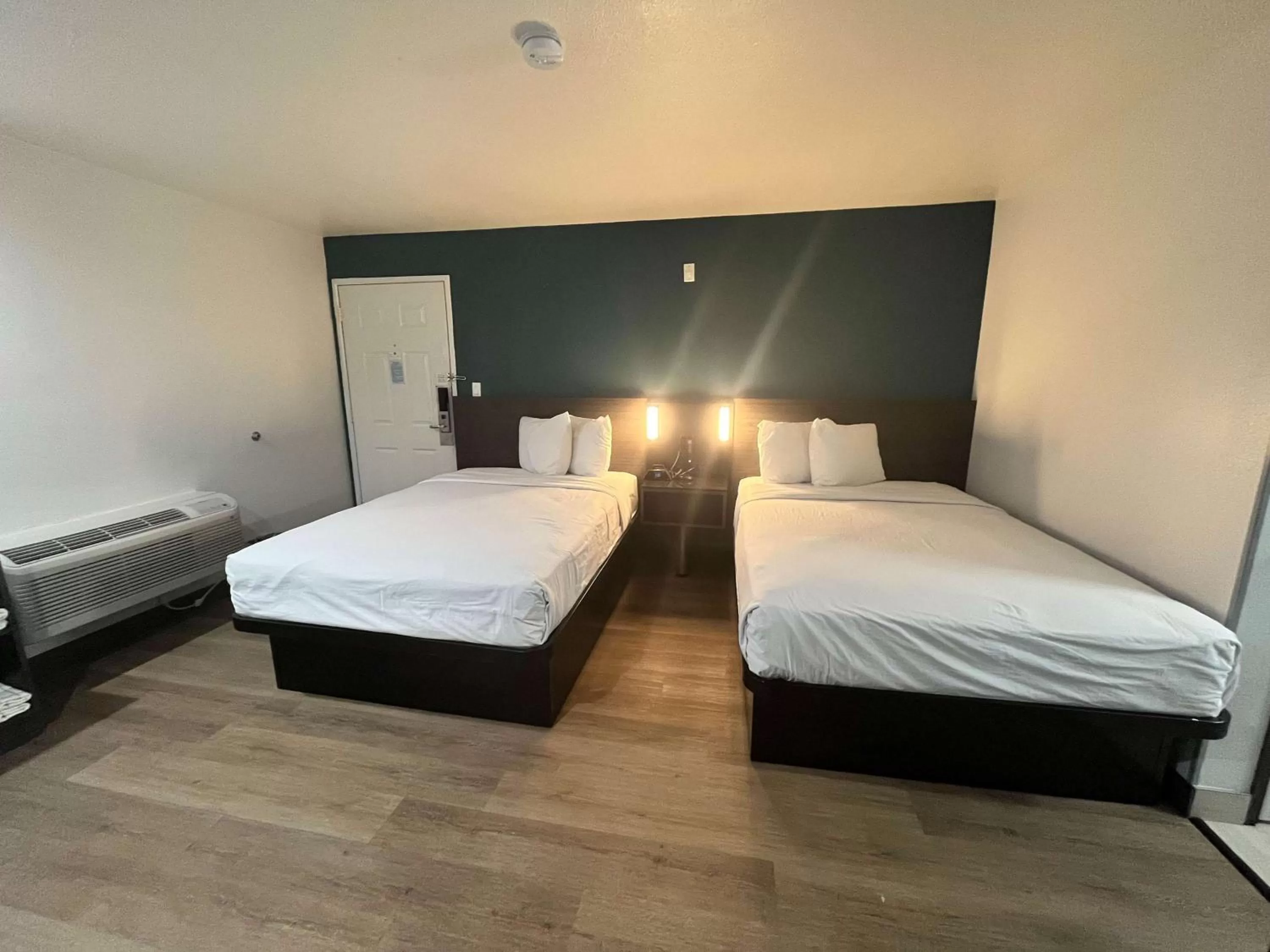 Photo of the whole room, Bed in Studio 6 Suites Escondido CA