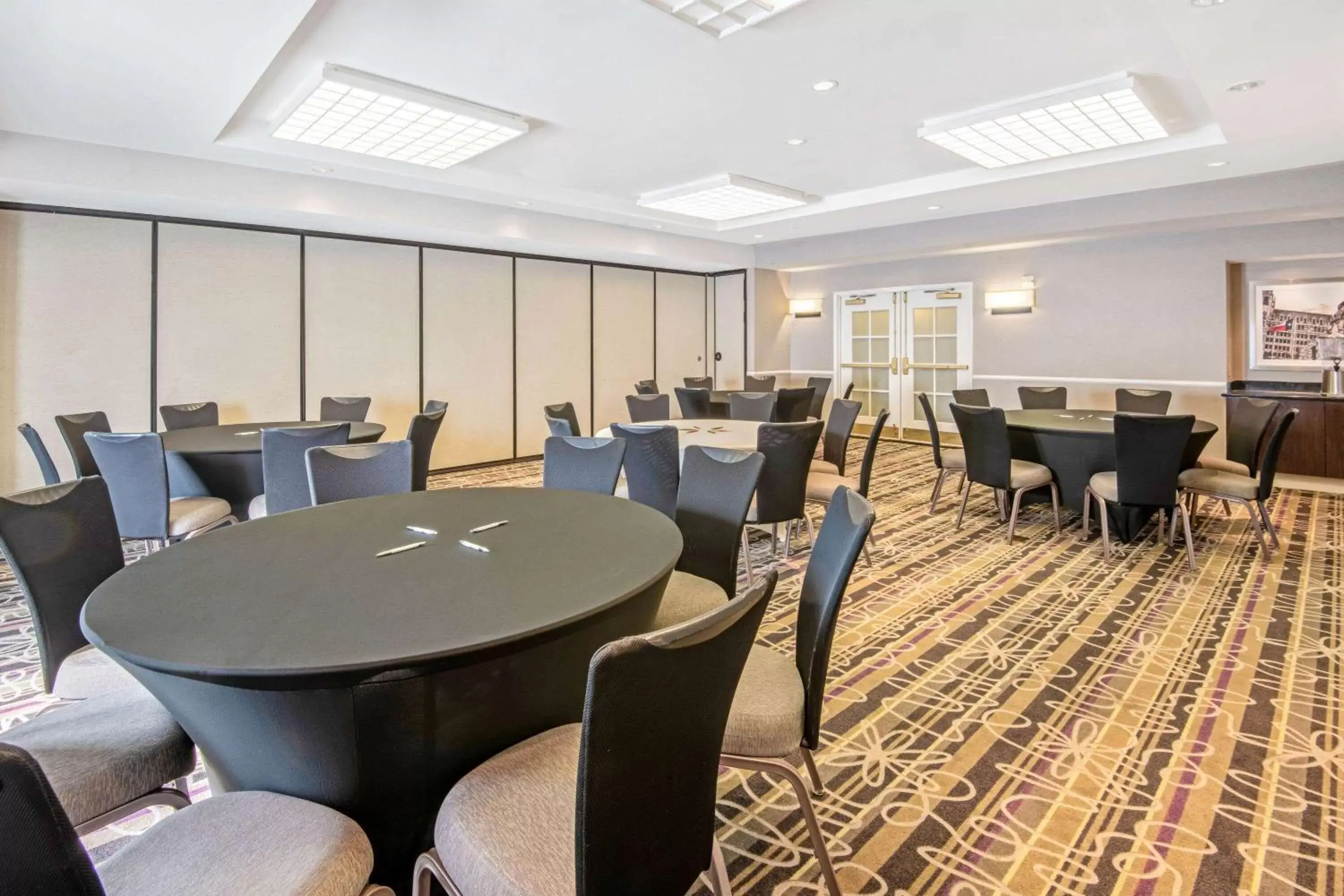 Meeting/conference room, Restaurant/Places to Eat in La Quinta by Wyndham San Antonio Airport