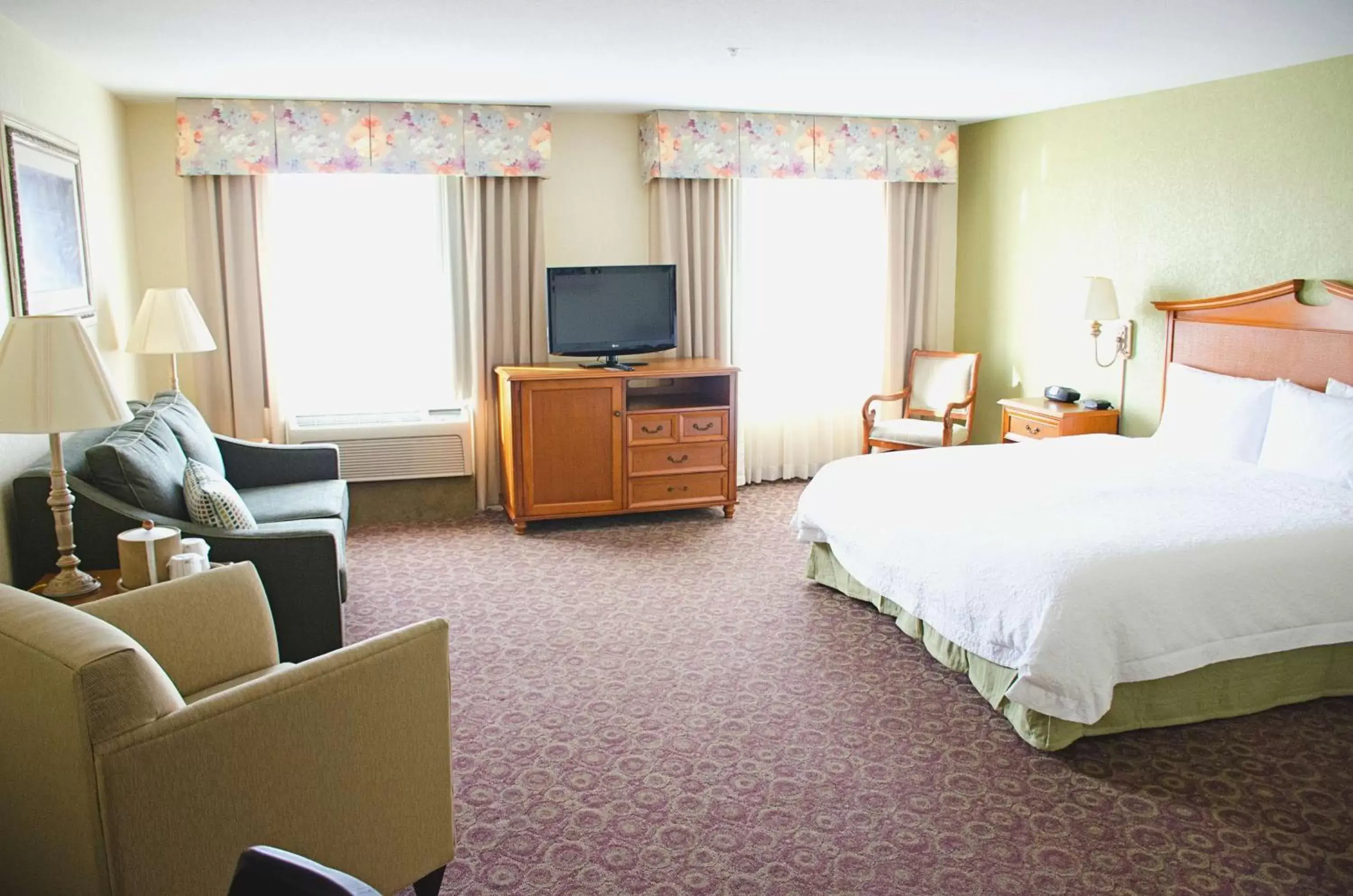 Bed, TV/Entertainment Center in Hampton Inn & Suites College Station