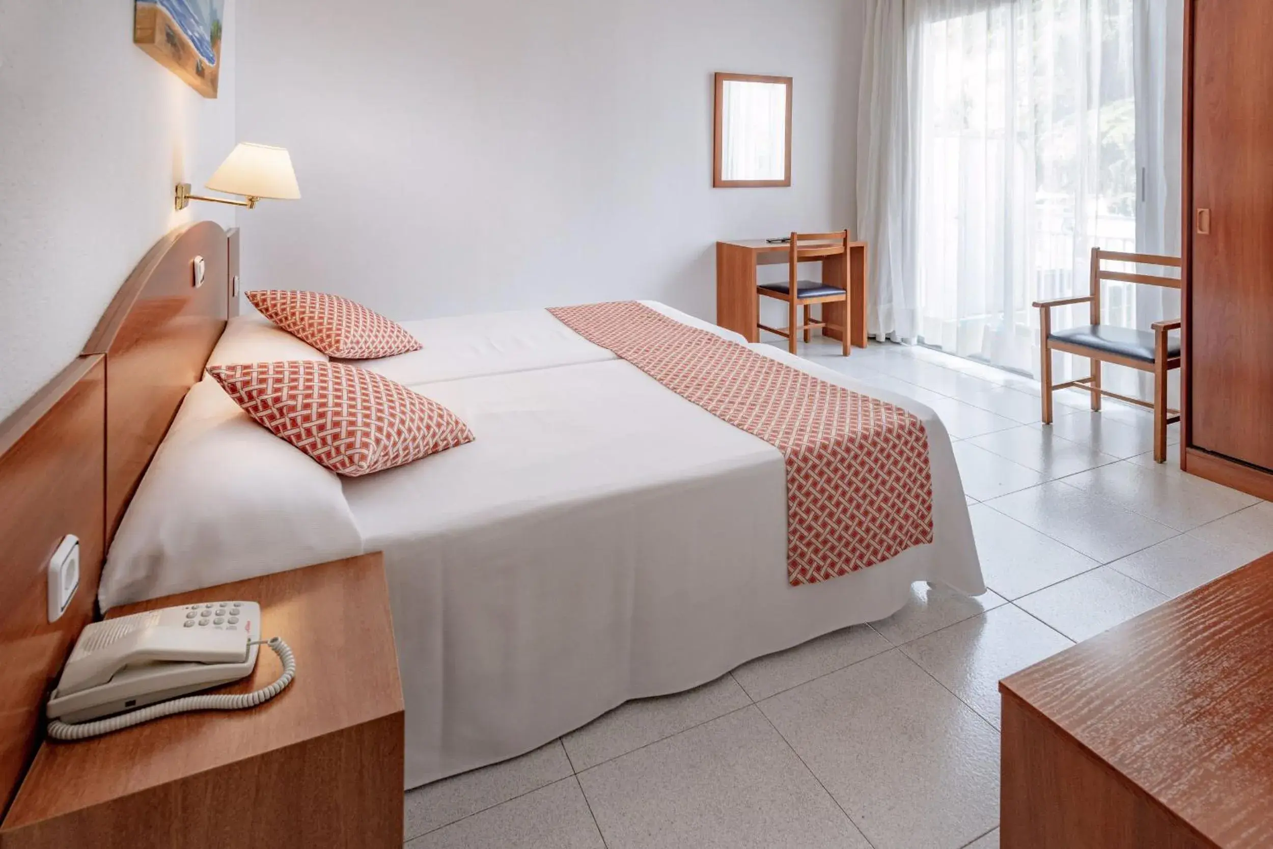 Bed in GHT Balmes, Hotel-Aparthotel&SPLASH