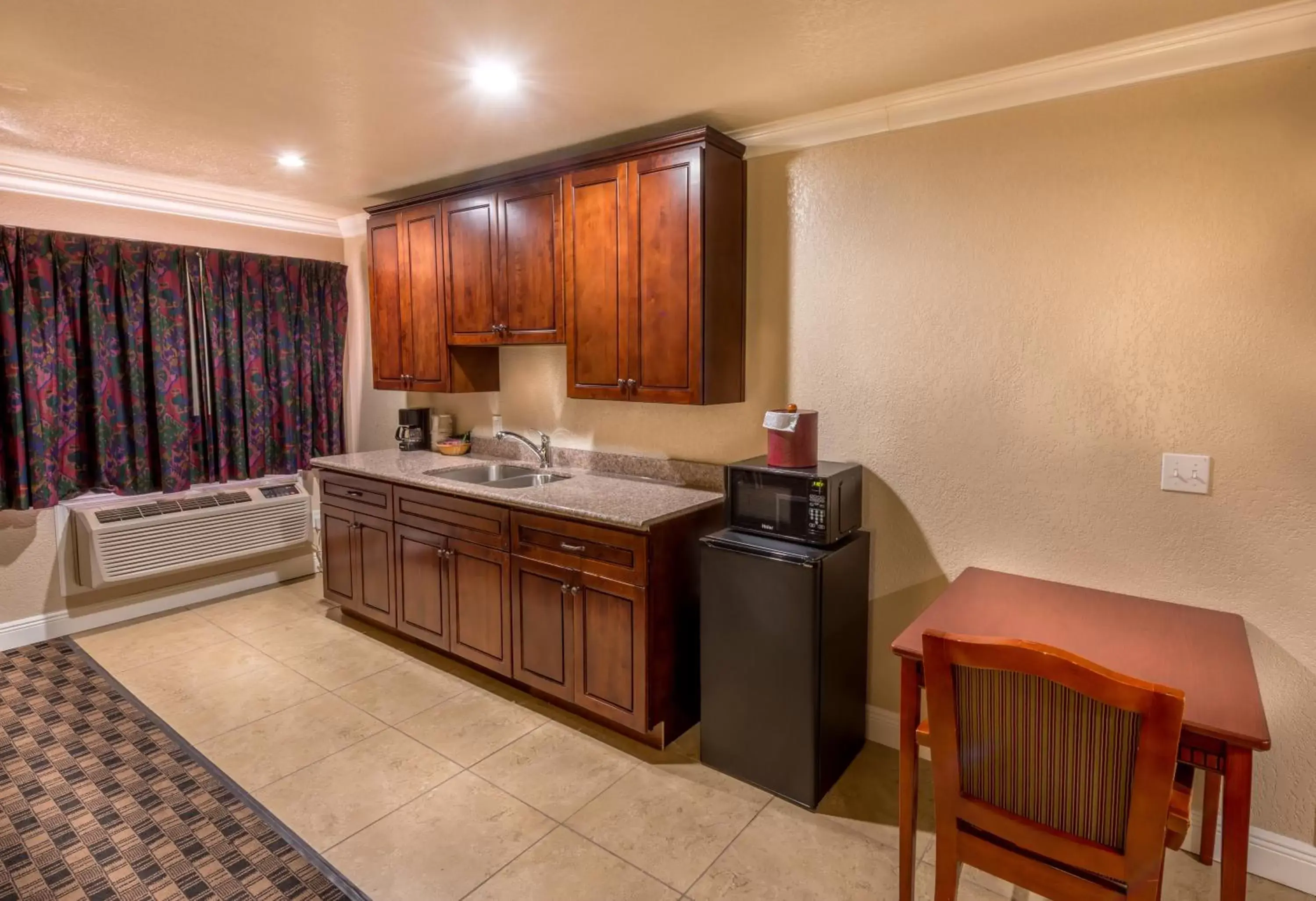 Kitchen or kitchenette, Kitchen/Kitchenette in Edge Water Inn