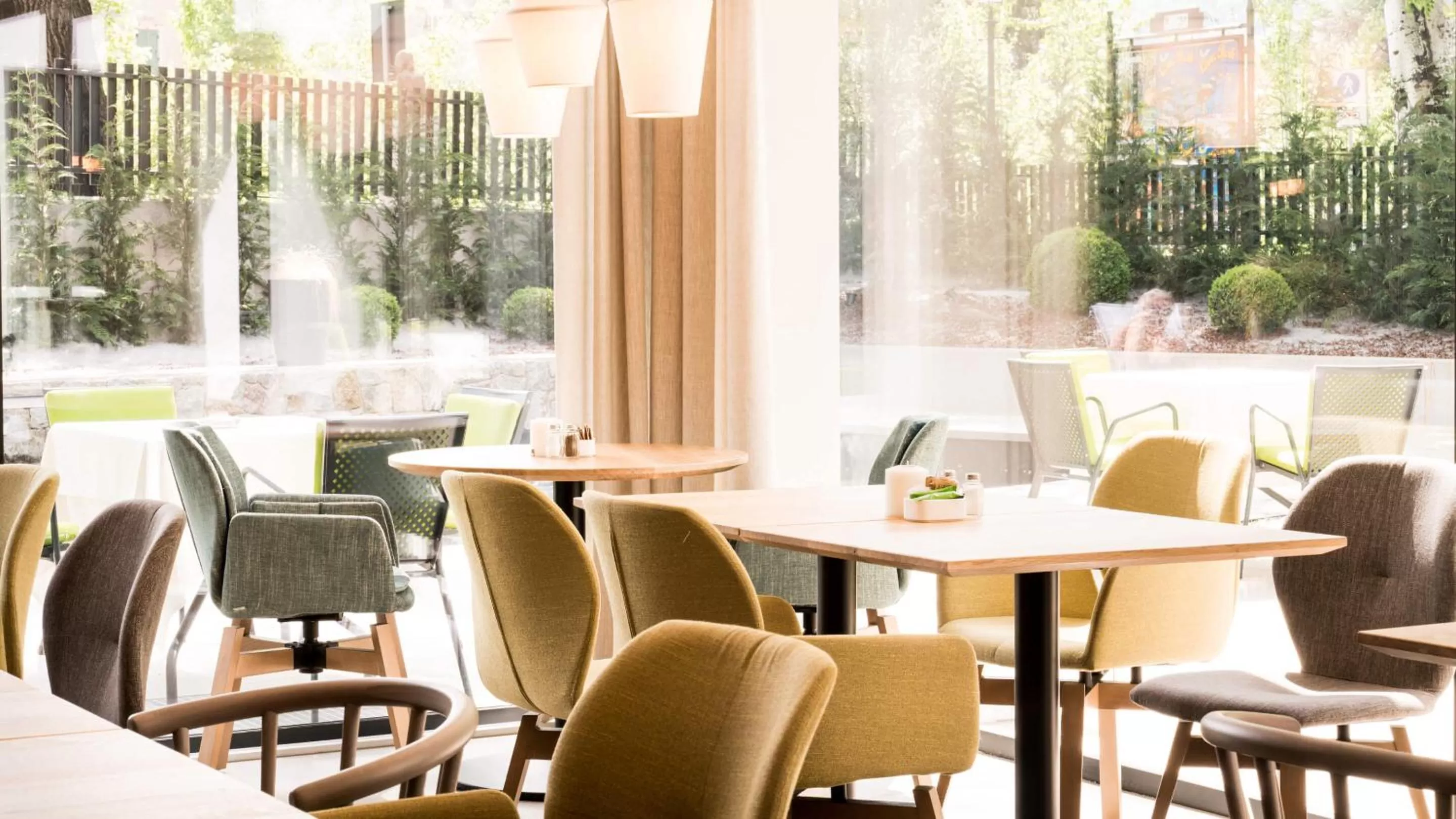 Lounge or bar, Restaurant/Places to Eat in Flora Hotel & Suites